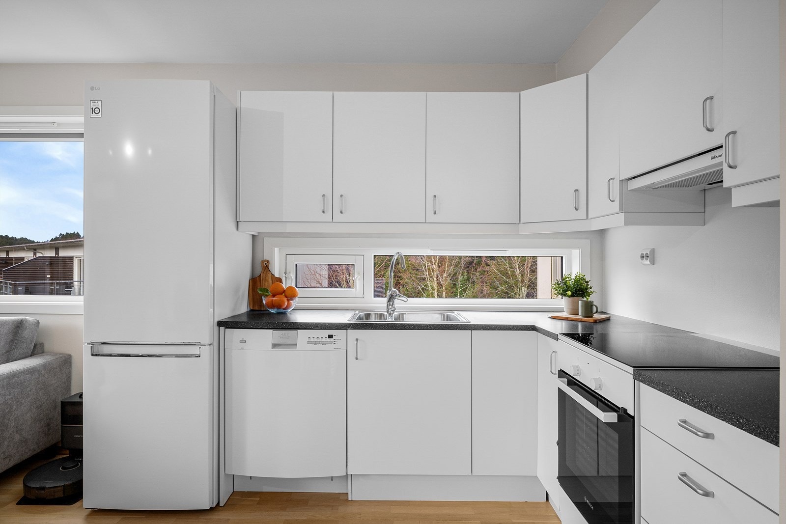 Kjøkkenet er lyst med åpen løsning mot stuen som gir en sosial og romslig atmosfære. Galleribilde