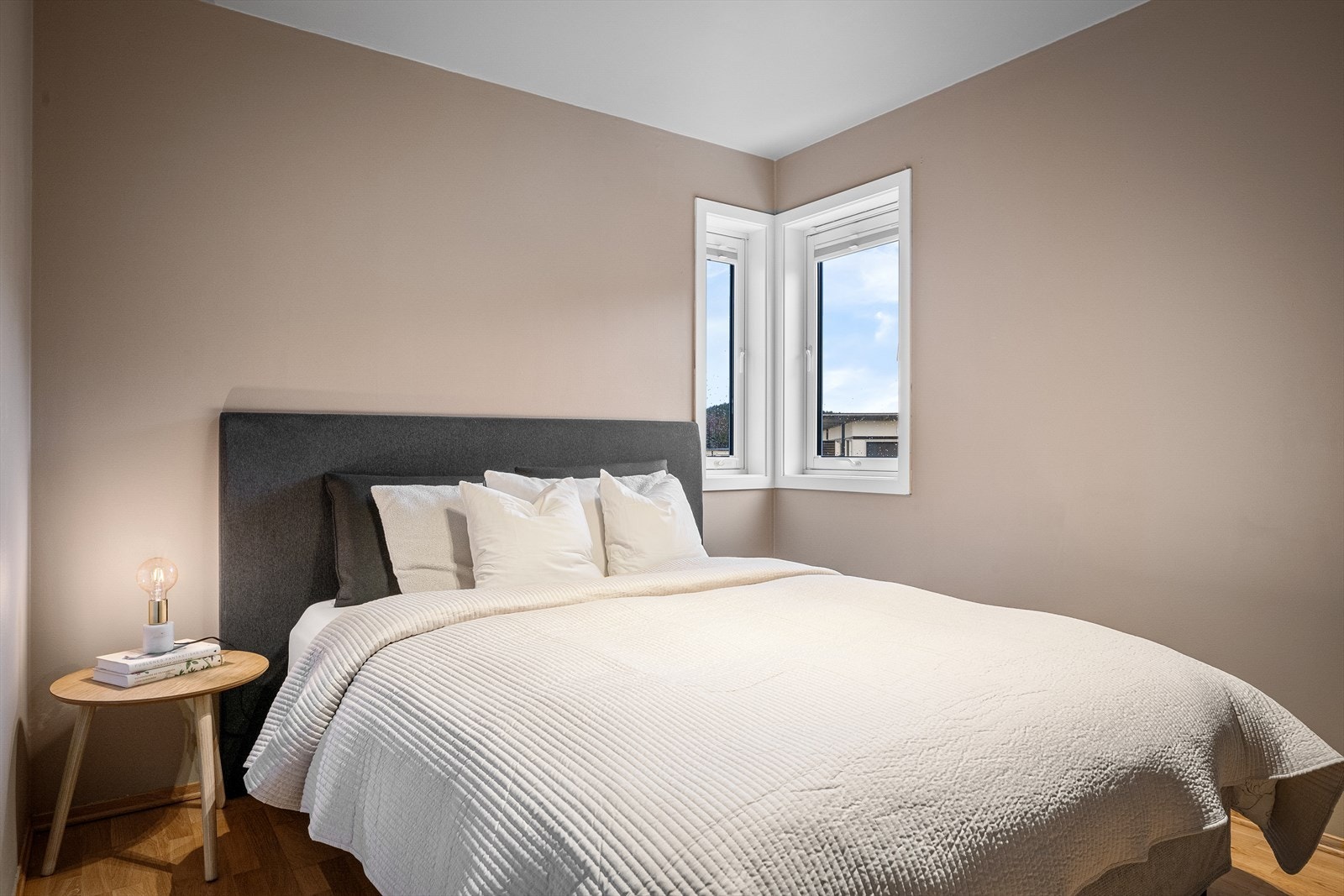 Leiligheten har to romslige soverom, begge med plass til dobbeltseng og garderobeskap. Galleribilde