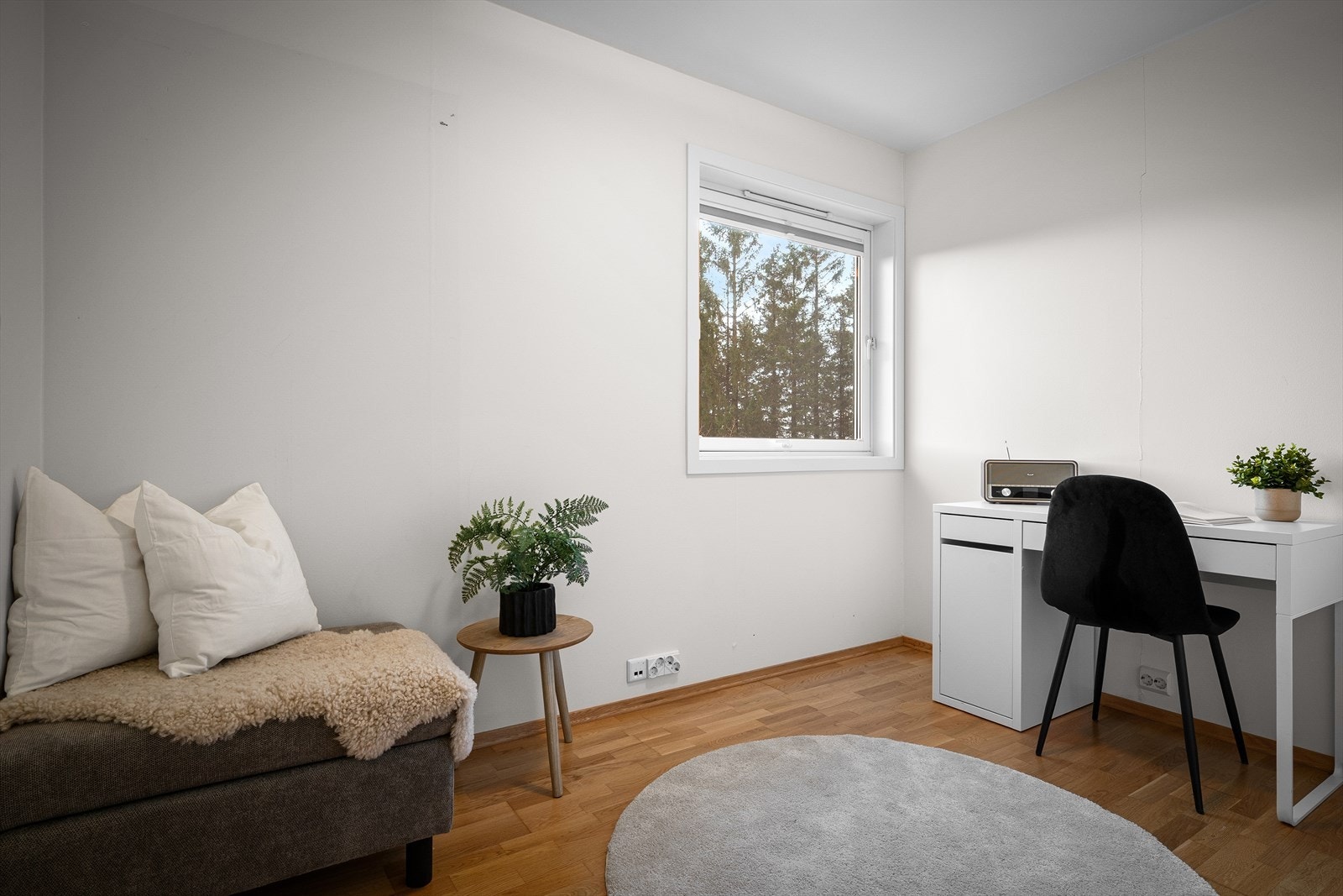 Mens hovedsoverommet tilbyr en rolig atmosfære for avslapning, er det andre soverommet i dag innredet som kontor, men dette kan enkelt tilpasses etter dine behov. Soverommene er plassert slik at man får en privat og skjermet atmosfære. Galleribilde