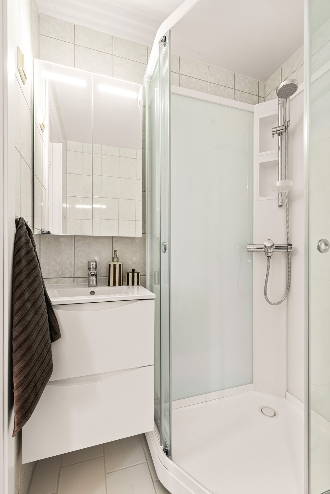 Eldre baderom med nyere innredning Galleribilde