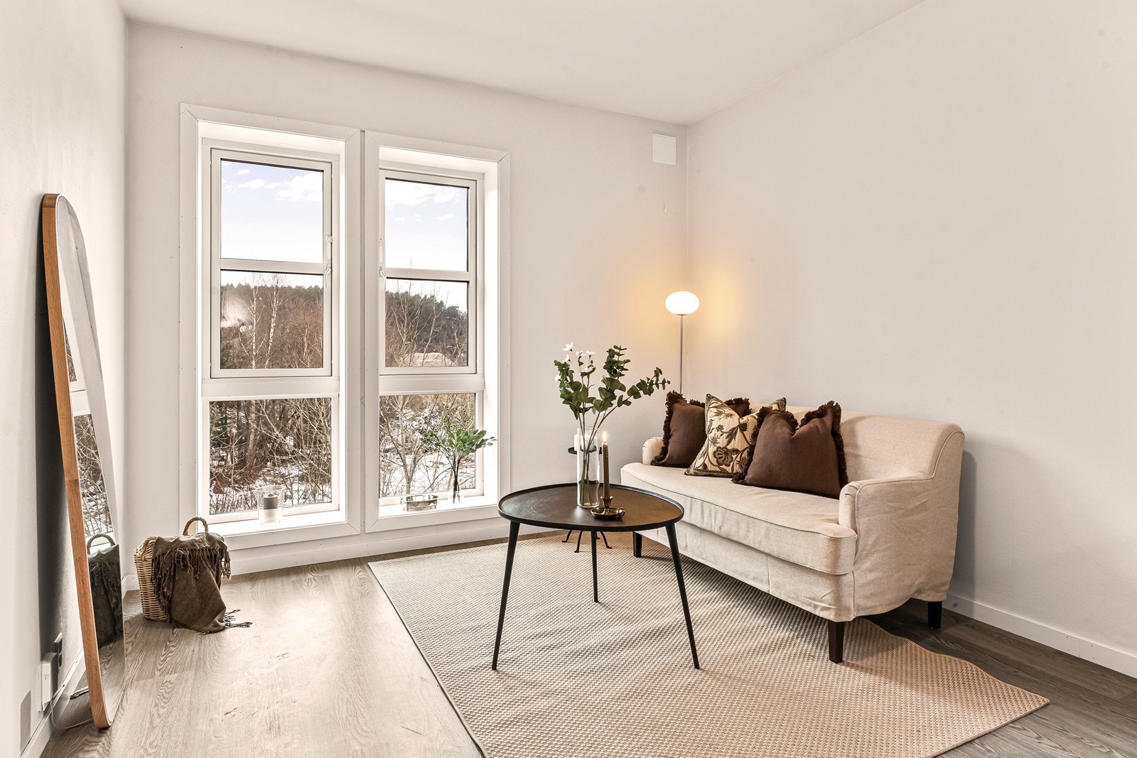 Store vindusflater som slipper inn godt med naturlig lys Galleribilde