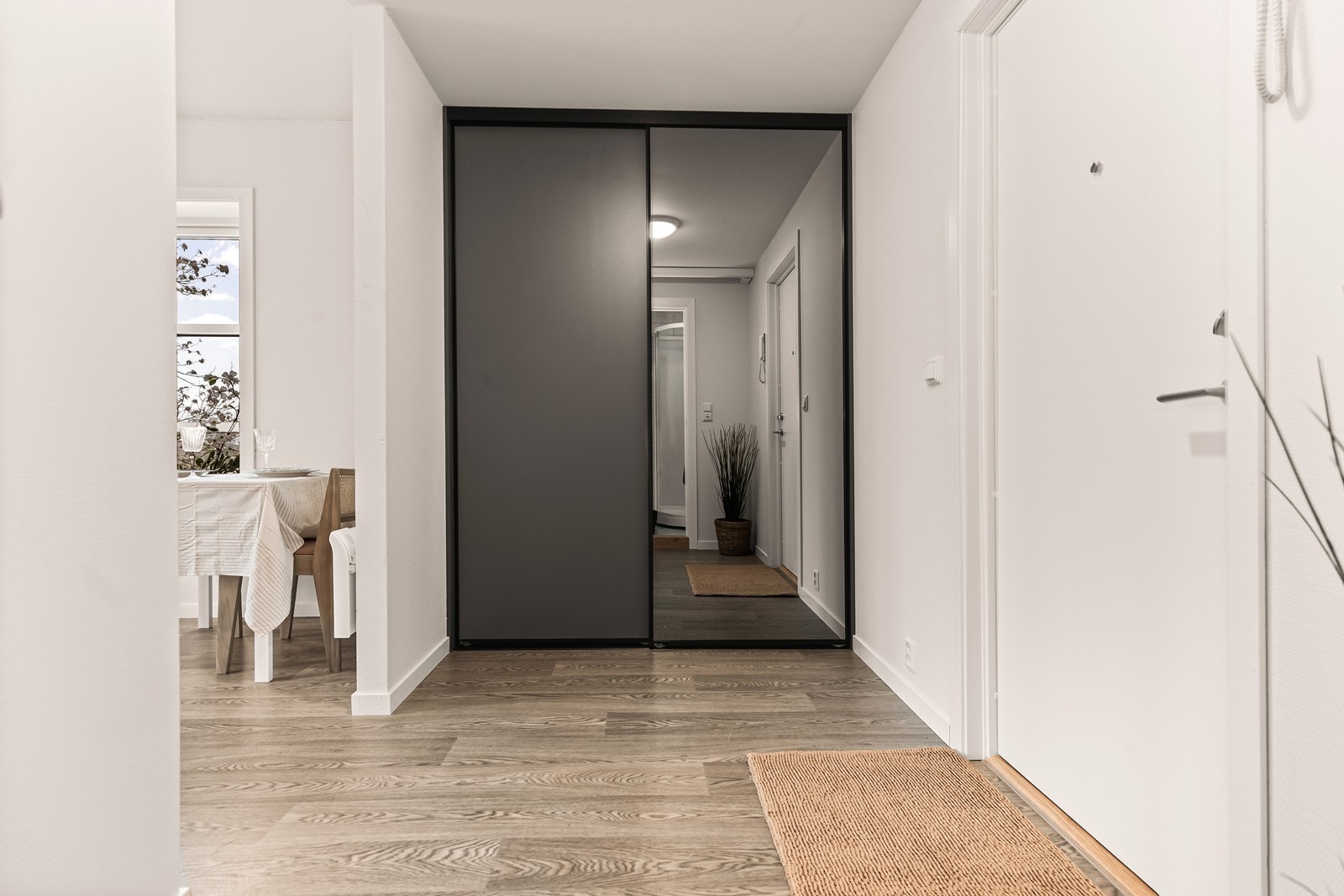 Praktisk skyvedørsgarderobe Galleribilde