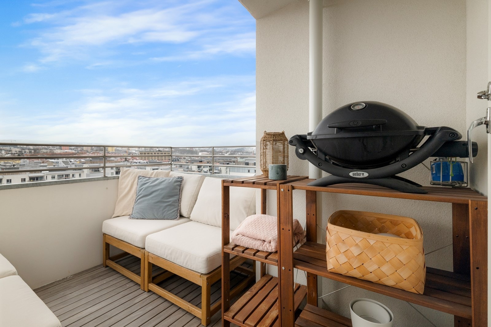 Balkongen er utstyrt med plass til grill og sitteplasser, ideell for hyggelige måltider ute. Galleribilde