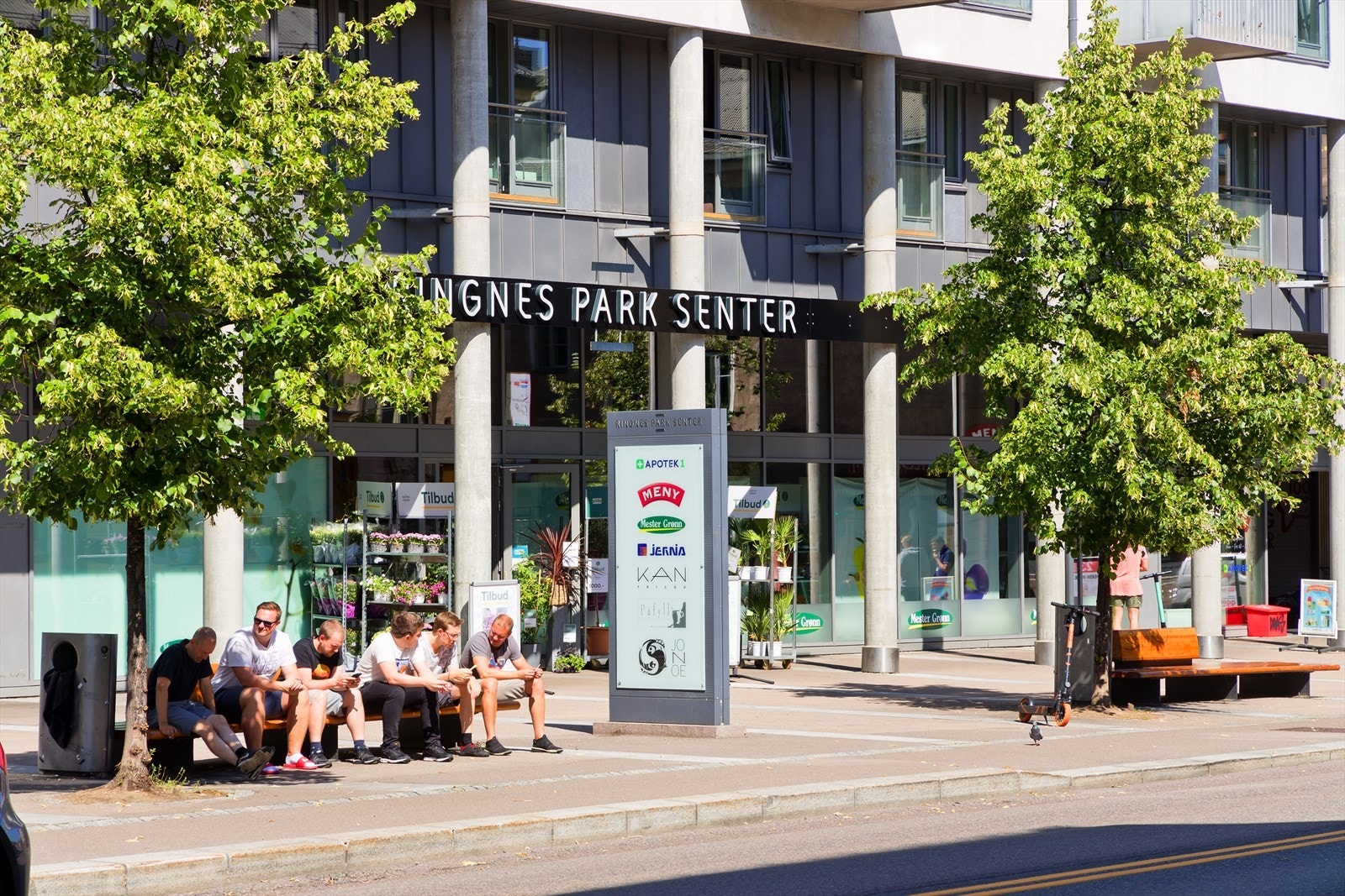 Ringnes park senter med blomsterbutikk, jernvarehandel, frisør, apotek, meny og SATS. Galleribilde