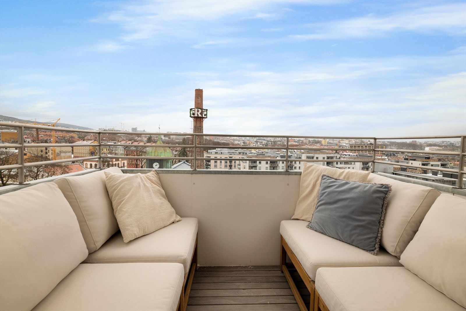 Balkongen gir en fantastisk utsikt over byen, med plass til sittegruppe for avslapning. Kebony på gulv. Galleribilde