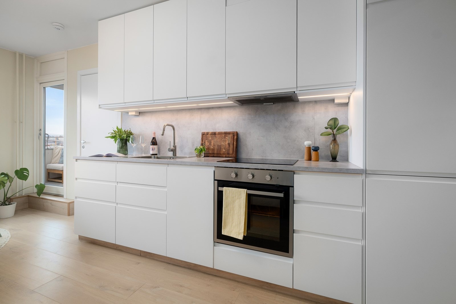 Integrert kjøleskap, fryser og oppvaskmaskin gir et ryddig kjøkkenmiljø. Galleribilde