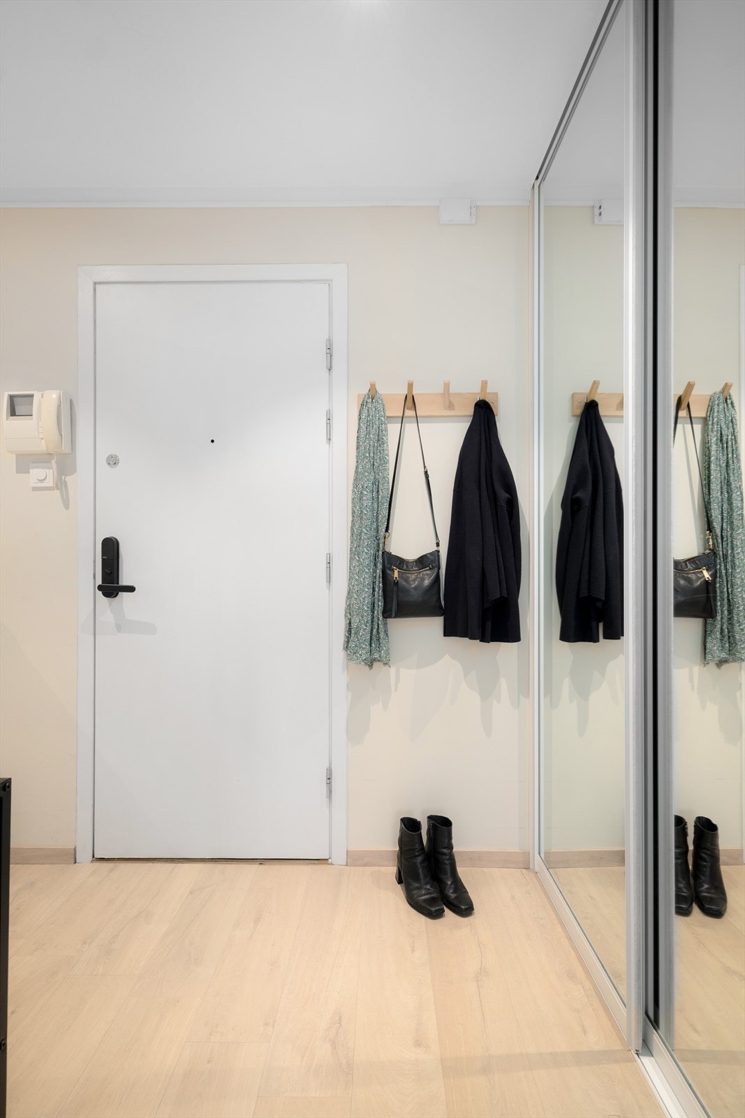 Skyvedørsgarderobe gir praktisk oppbevaringsplass. Galleribilde