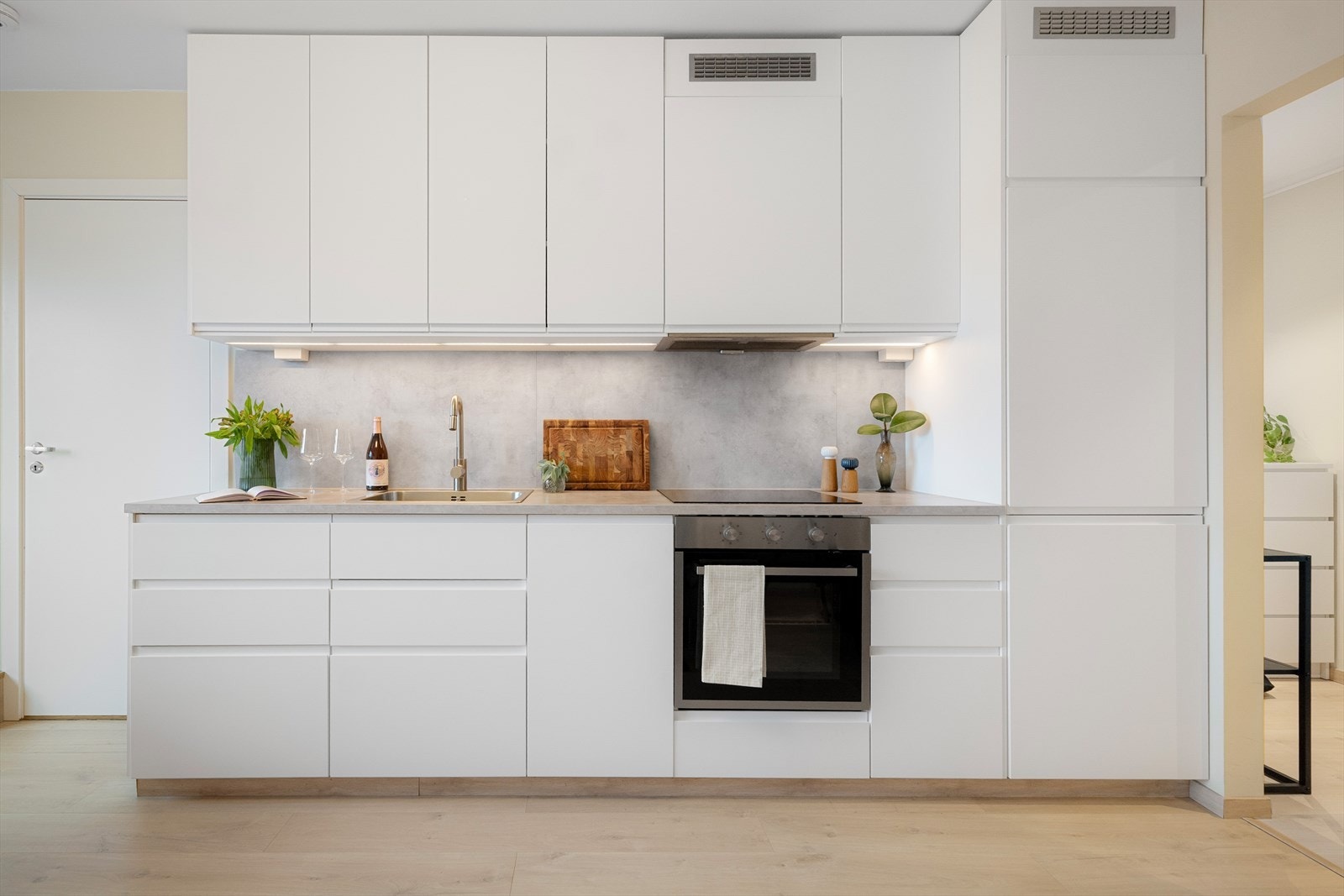 Kjøkkeninnredningen er godt utnyttet og inneholder alle nødvendigheter. Her kan også flere personer stå for matlagningen. Galleribilde