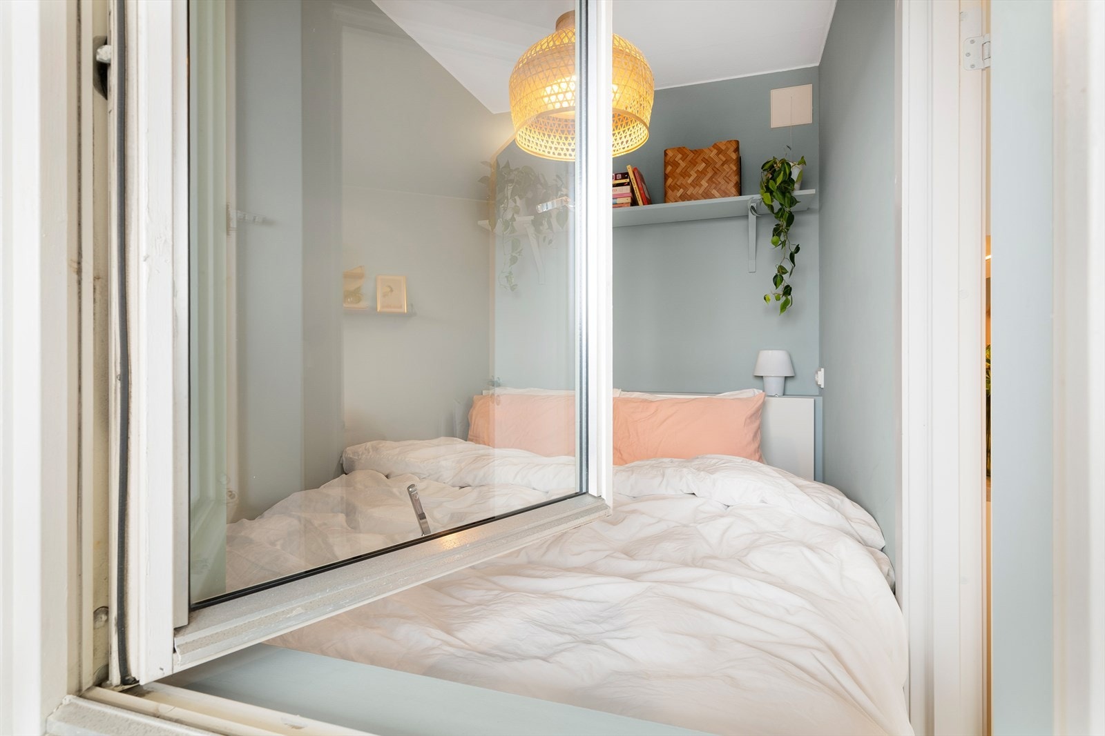 Vinduet gir naturlig lysinnslipp til alkoven, som er effektivt utnyttet med hyller for oppbevaring. Galleribilde