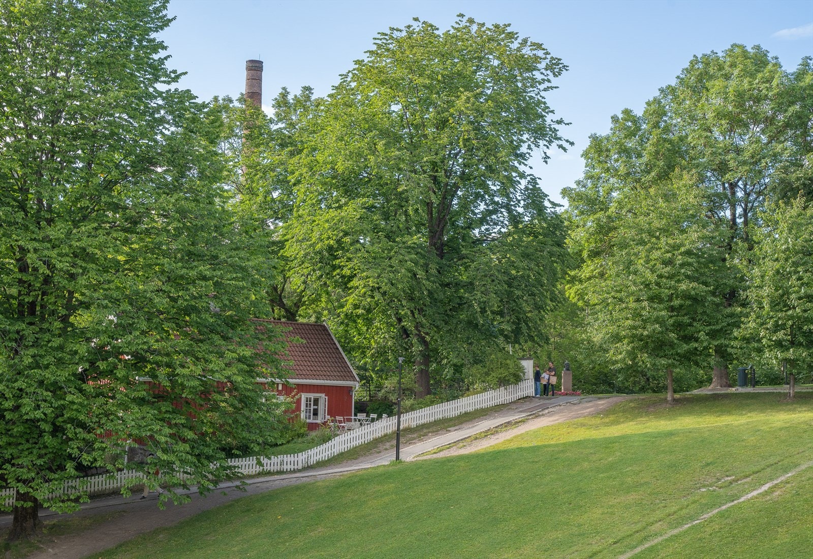 Hønse-Lovisas hus er et populært stopp for mange. Om sommeren kommer folk innom for å ta seg et glass i sola ved fossen, om vinteren for en varm sjokolade ved peisen, og hønsesuppa og vaflene kommer folk for hele året. Galleribilde