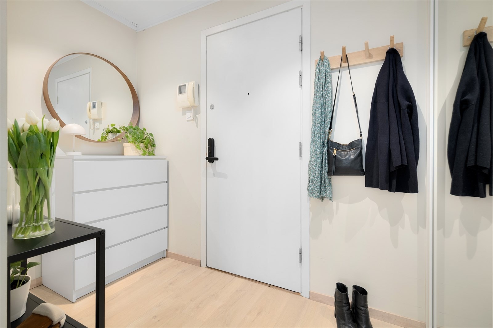 Lys entré med laminatgulv og malte vegger gir et innbydende førsteinntrykk. Galleribilde