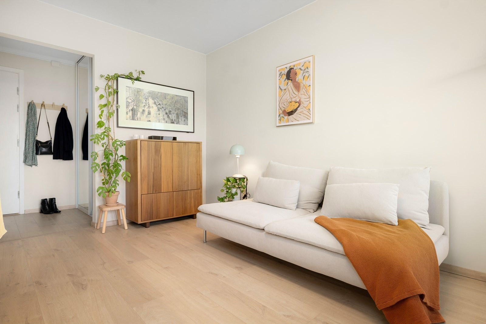 Laminatgulv og slette vegger gir et moderne uttrykk, oppusset i 2022. Galleribilde