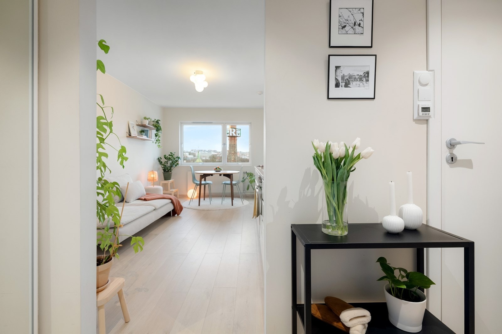 Direkte forbindelse fra entréen til stue gir en åpen romfølelse. Galleribilde