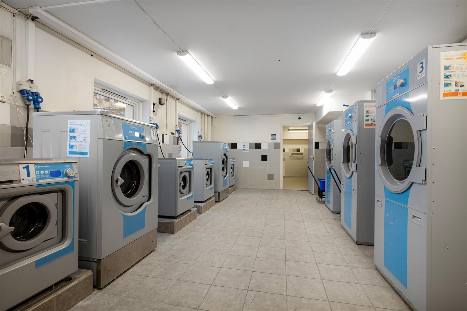 Fellesvaskeriet tilbyr flere vaskemaskiner(6.stk) og tørketromler(3.stk), noe som gir god kapasitet for beboerne. Galleribilde