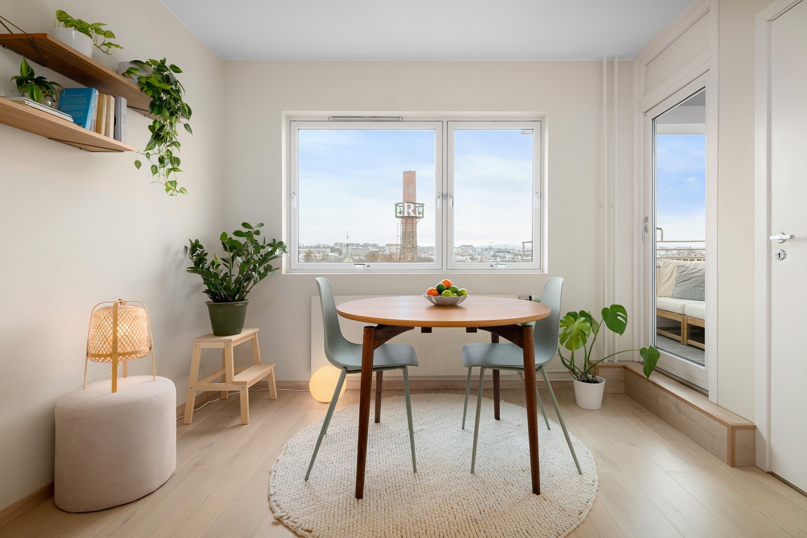 Spiseplassen er plassert ved vinduet for å nyte utsikten. Galleribilde