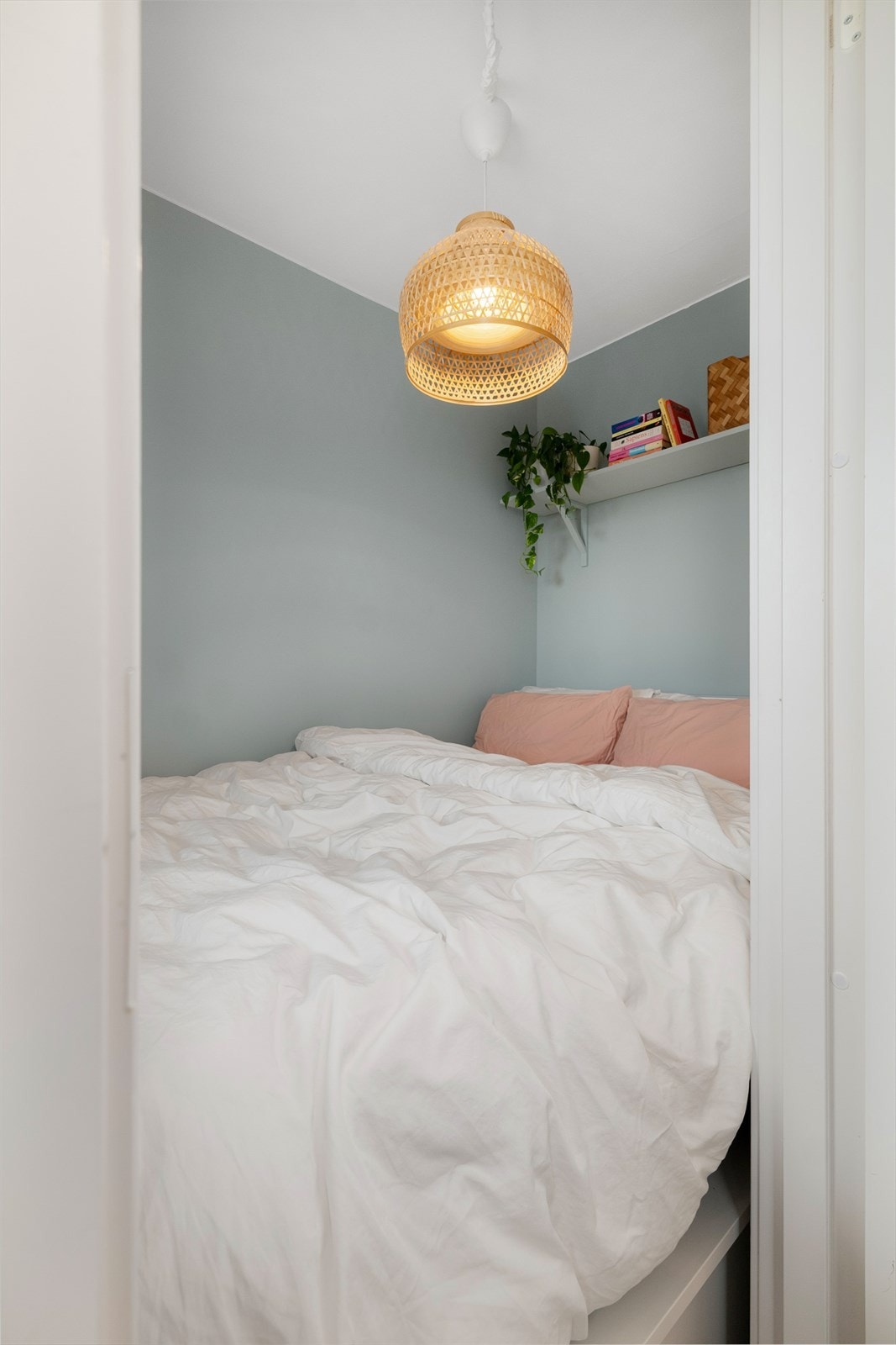 Alkoven er innredet med plass til seng med oppbevaring under og er malt i behagelige fager. Galleribilde