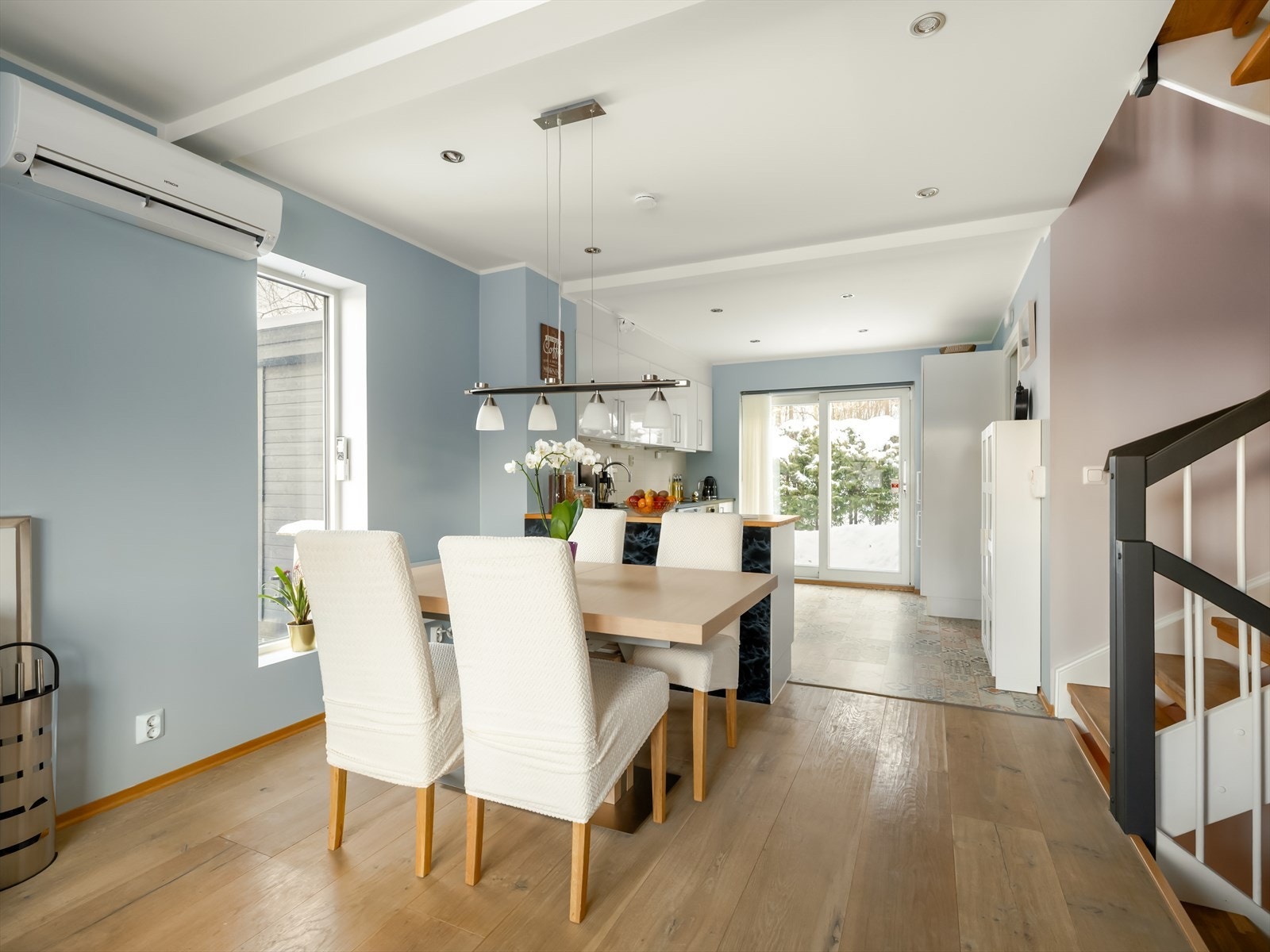 I dag er det møblert med spisebord i forkant av kjøkkenet, slik at kokken kan underholde mens det lages mat. Galleribilde