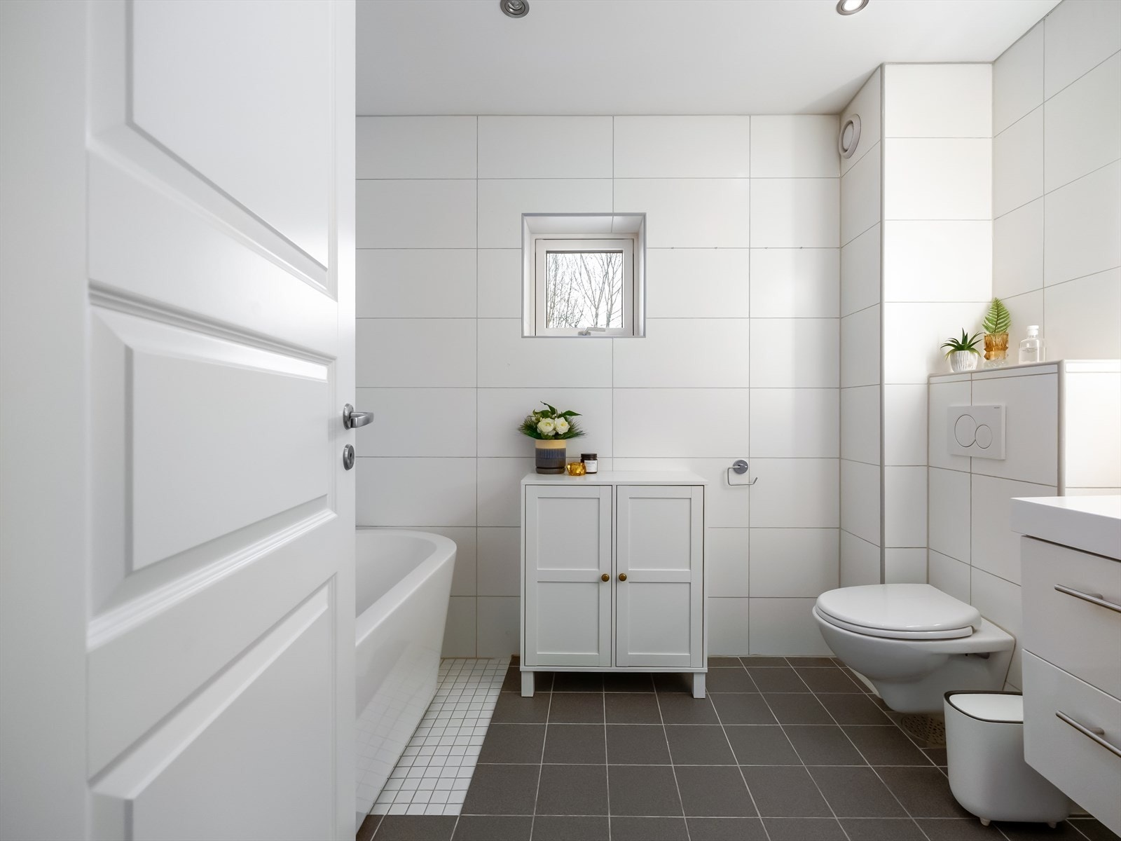 Badet i 2. etasje er utstyrt med badekar, toalett, servant med oppbevaring i underskap og speil med lys. Galleribilde