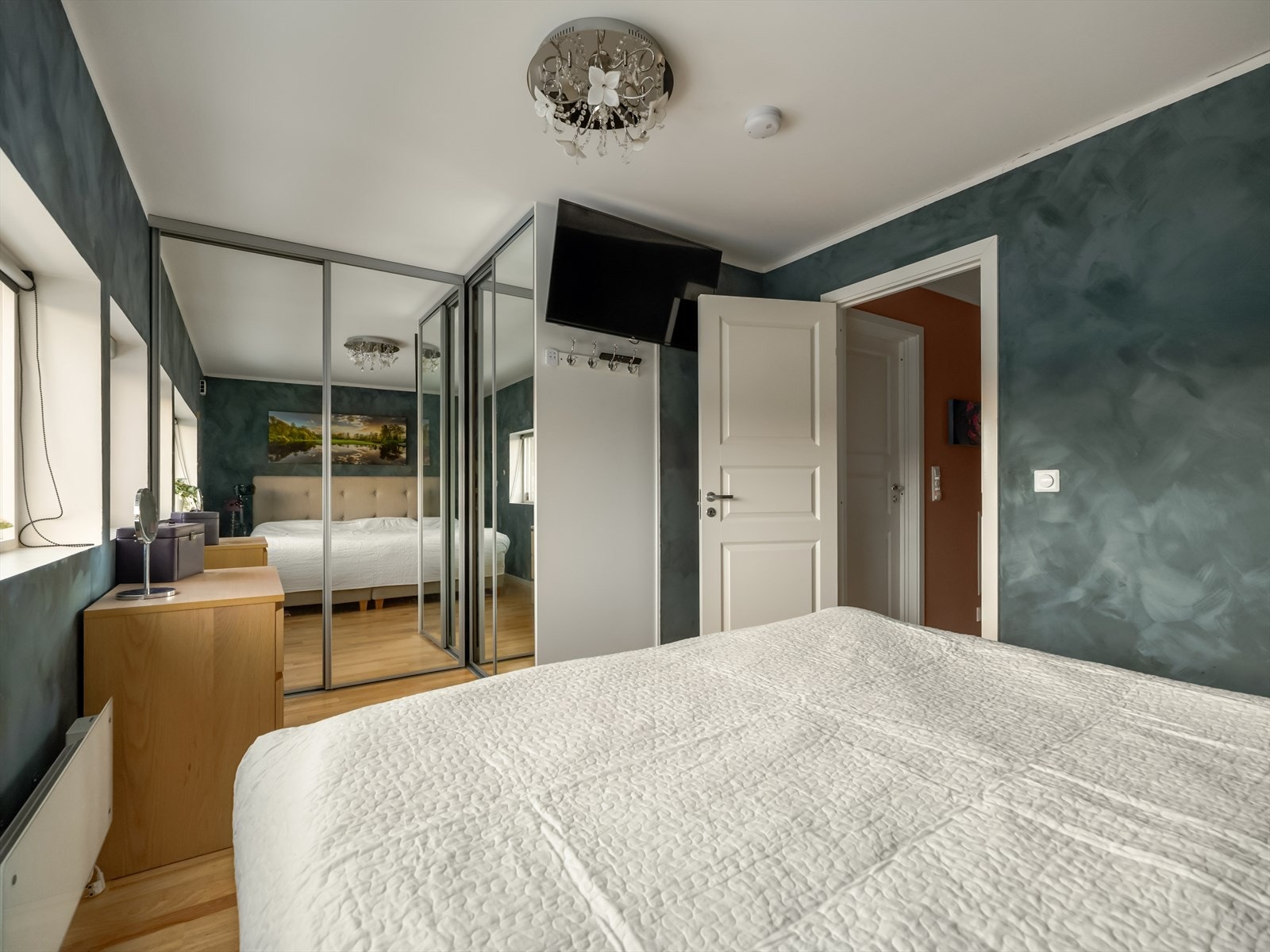 Plassbygd garderobeskap også i enden av soverommet, sikrer godt med oppbevaring. Galleribilde