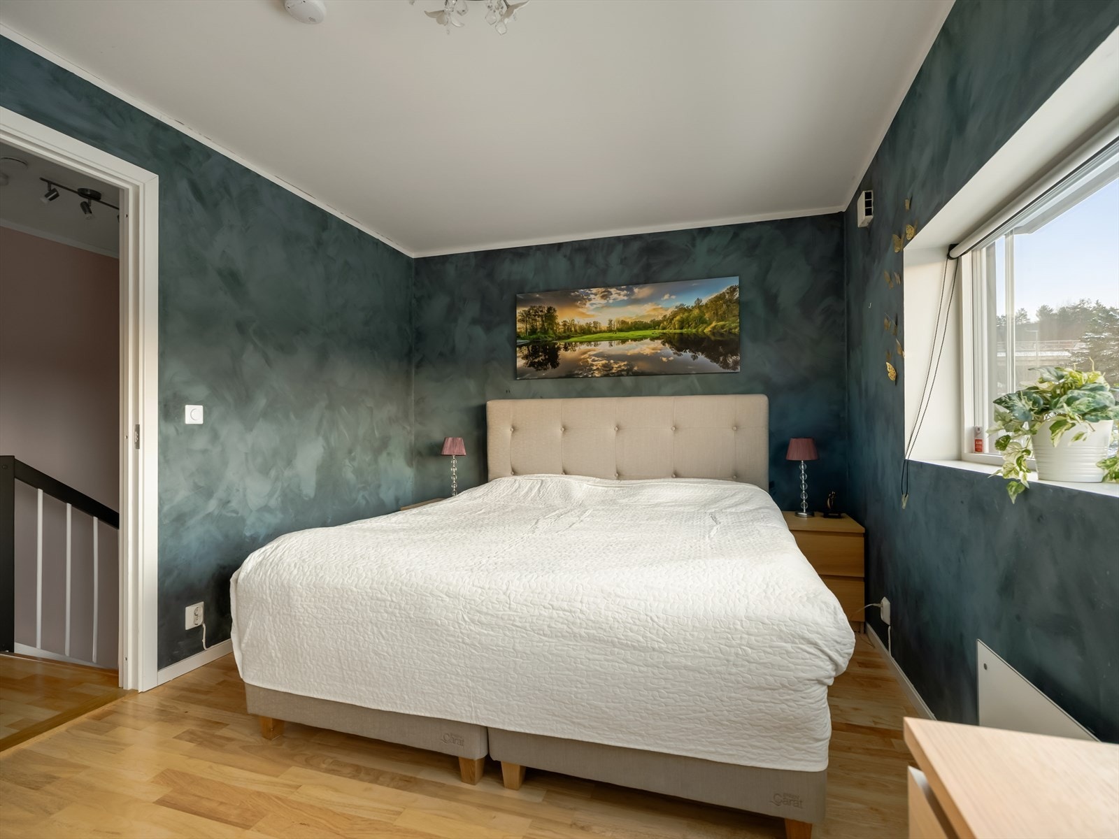 Her får man enkelt plass til dobbeltseng med nattbord på hver side, samt garderobemøblement. Galleribilde