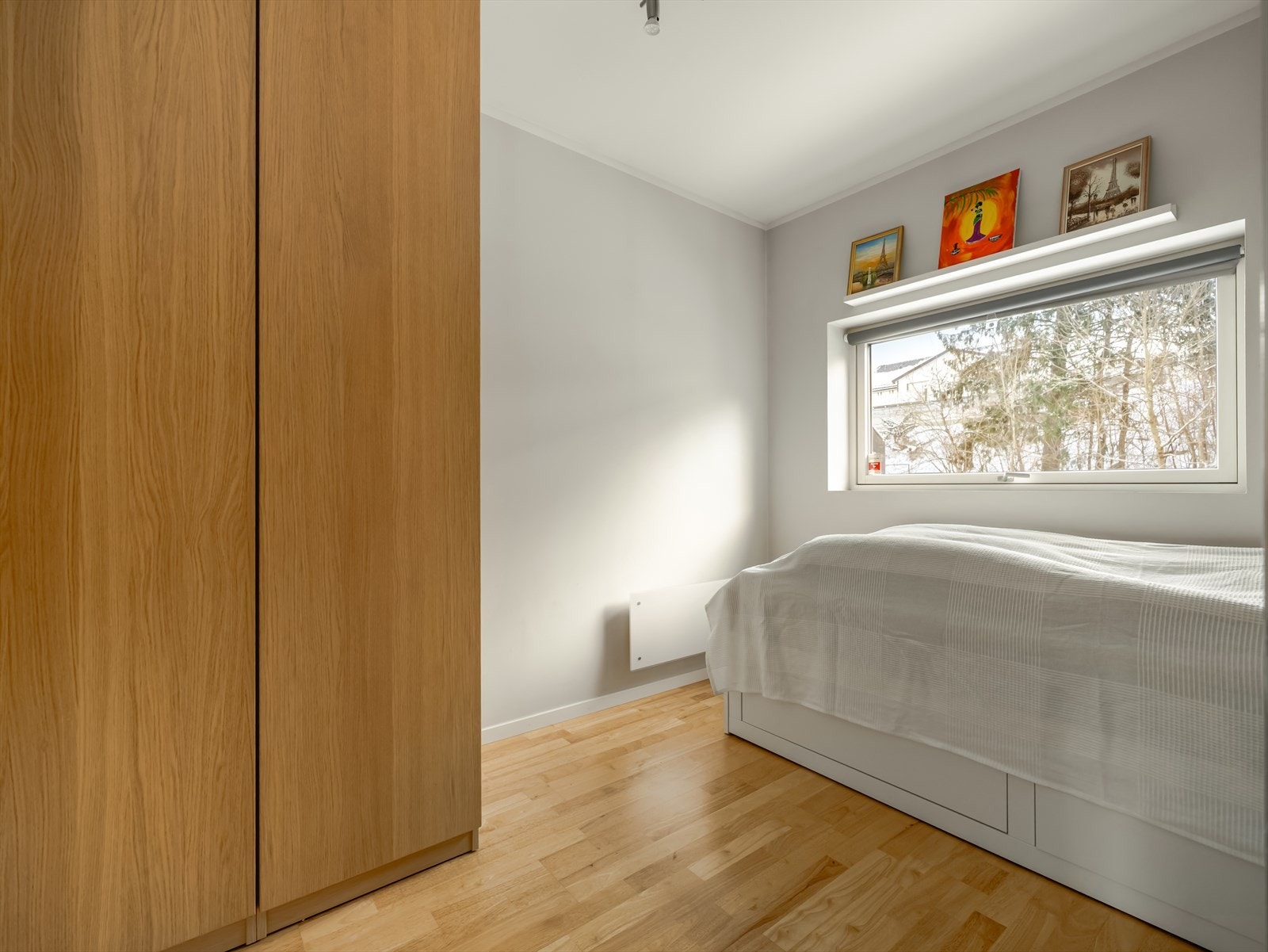 Det er plass til seng og garderobeskap, og vindu sørger for godt lys og tilluft. Galleribilde