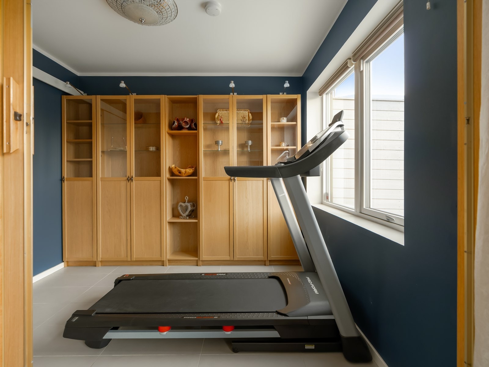 Soverommet i underetasjen har adkomst med skyvedører, og er i dag innredet som treningsrom. Galleribilde