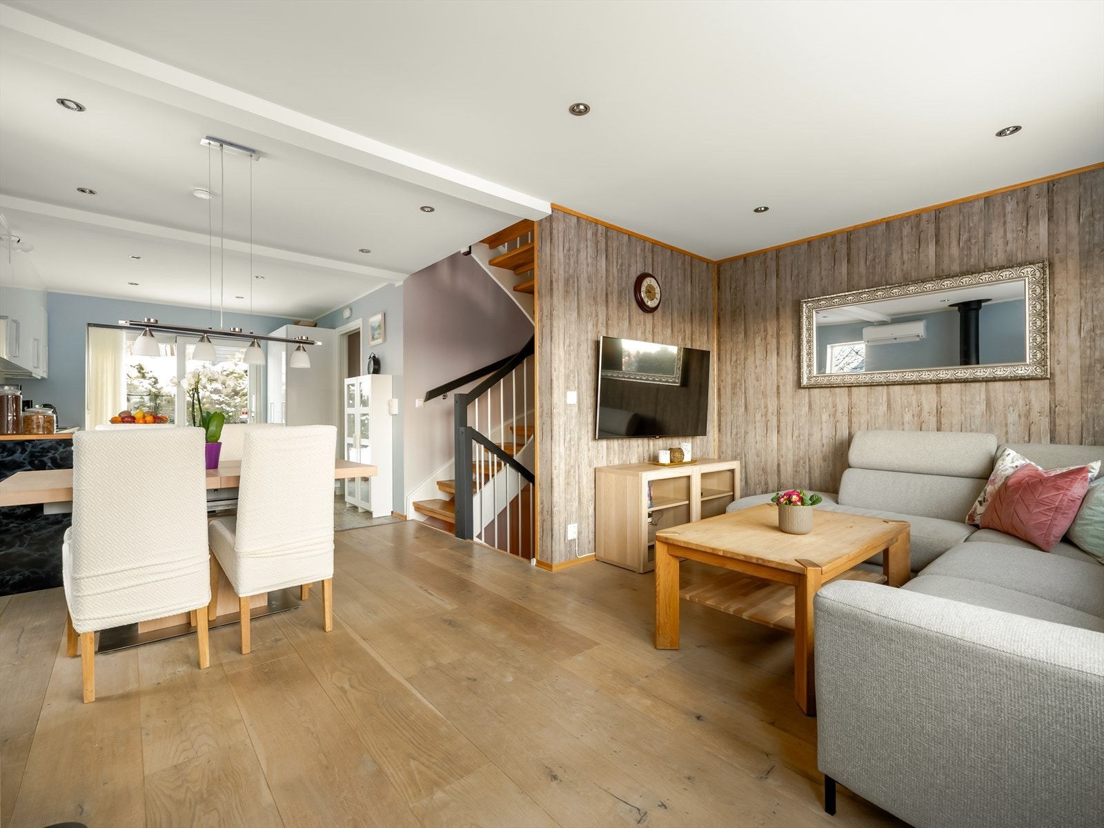 Kjøkken, spiseområde og tv-stue ligger i god flyt mellom hverandre og skaper et godt hovedplan. Galleribilde