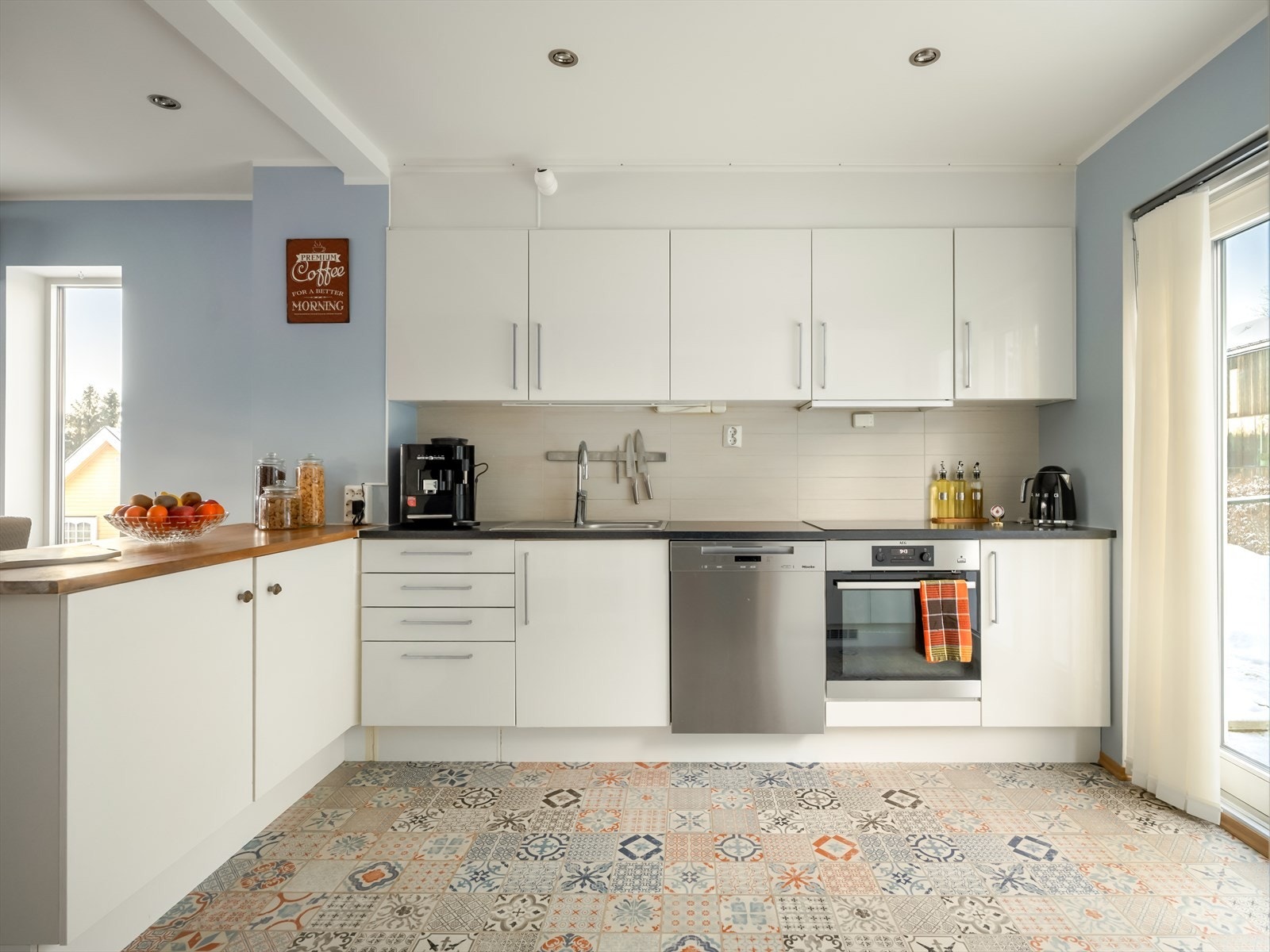 Vegger og tak på både stuedel og kjøkken ble malt i 2024. Galleribilde