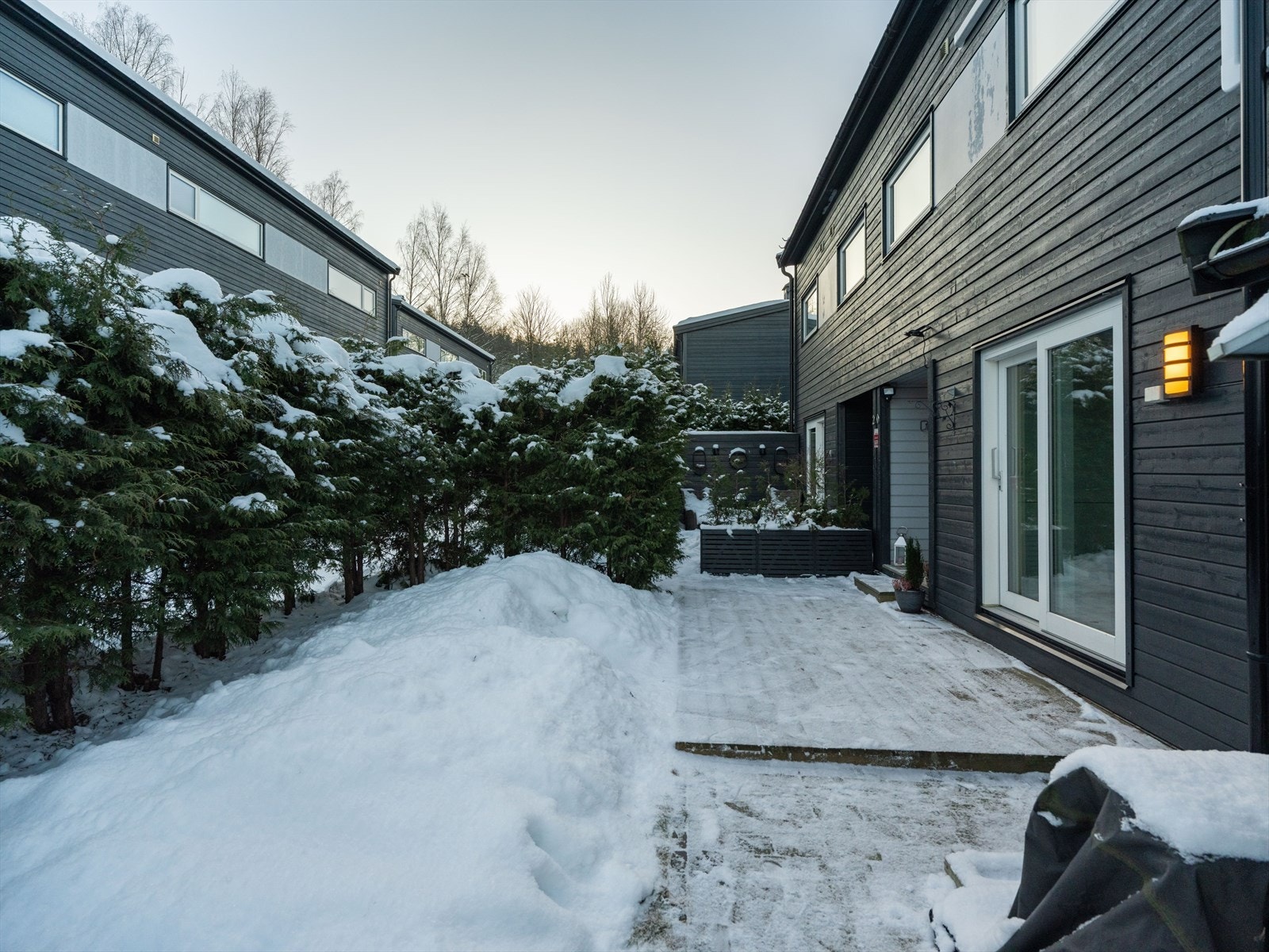 Uteområde fra skyvedører på kjøkkenet, og inngansparti - Den perfekte plassen for morgenkaffen. Galleribilde