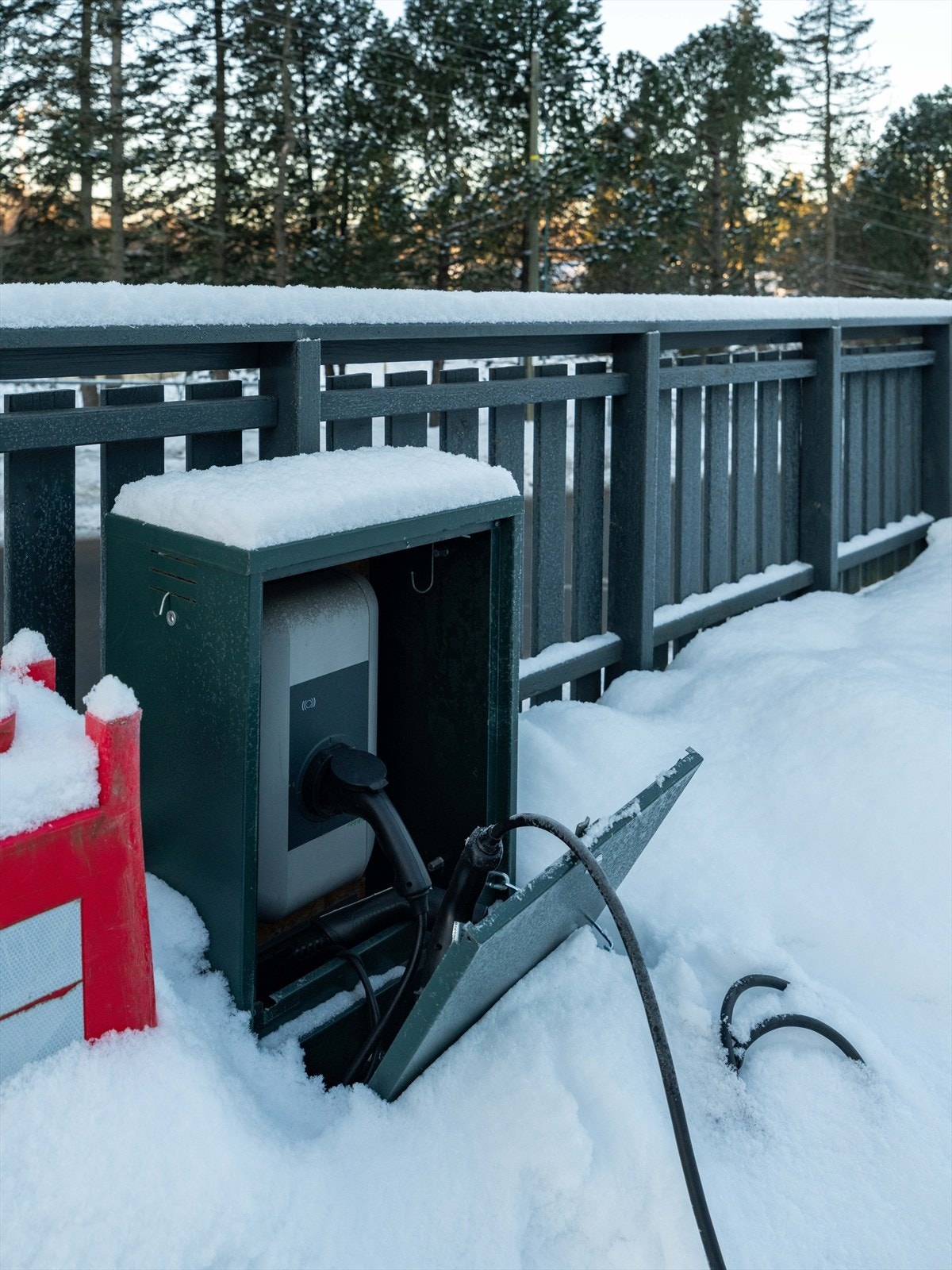 En av parkeringsplassene som medfølger har installert lader til elbil. Galleribilde
