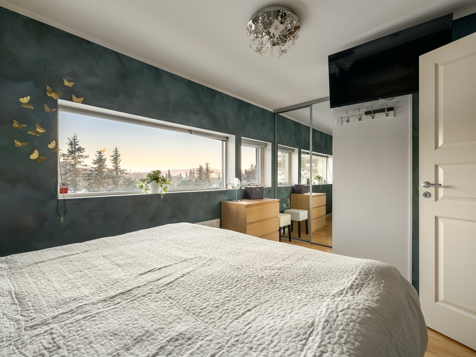 Legg merke til vakker utsikt gjennom vinduet, med grønne omgivelser. Denne utsikten kan bli din! Galleribilde