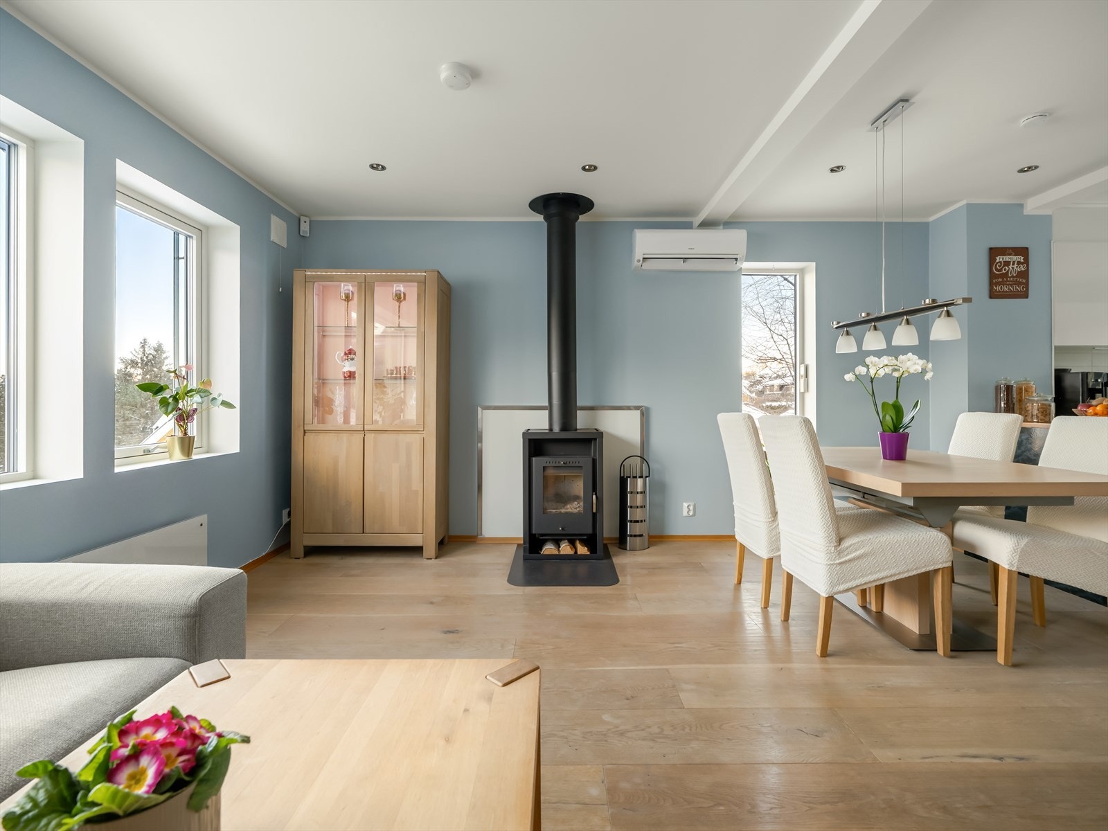 Velkommen til stuen i 1. etasje, her er det svært mye dagslys fra store og mange vinduer, lyse farger og god plass til ønsket møblement. Galleribilde