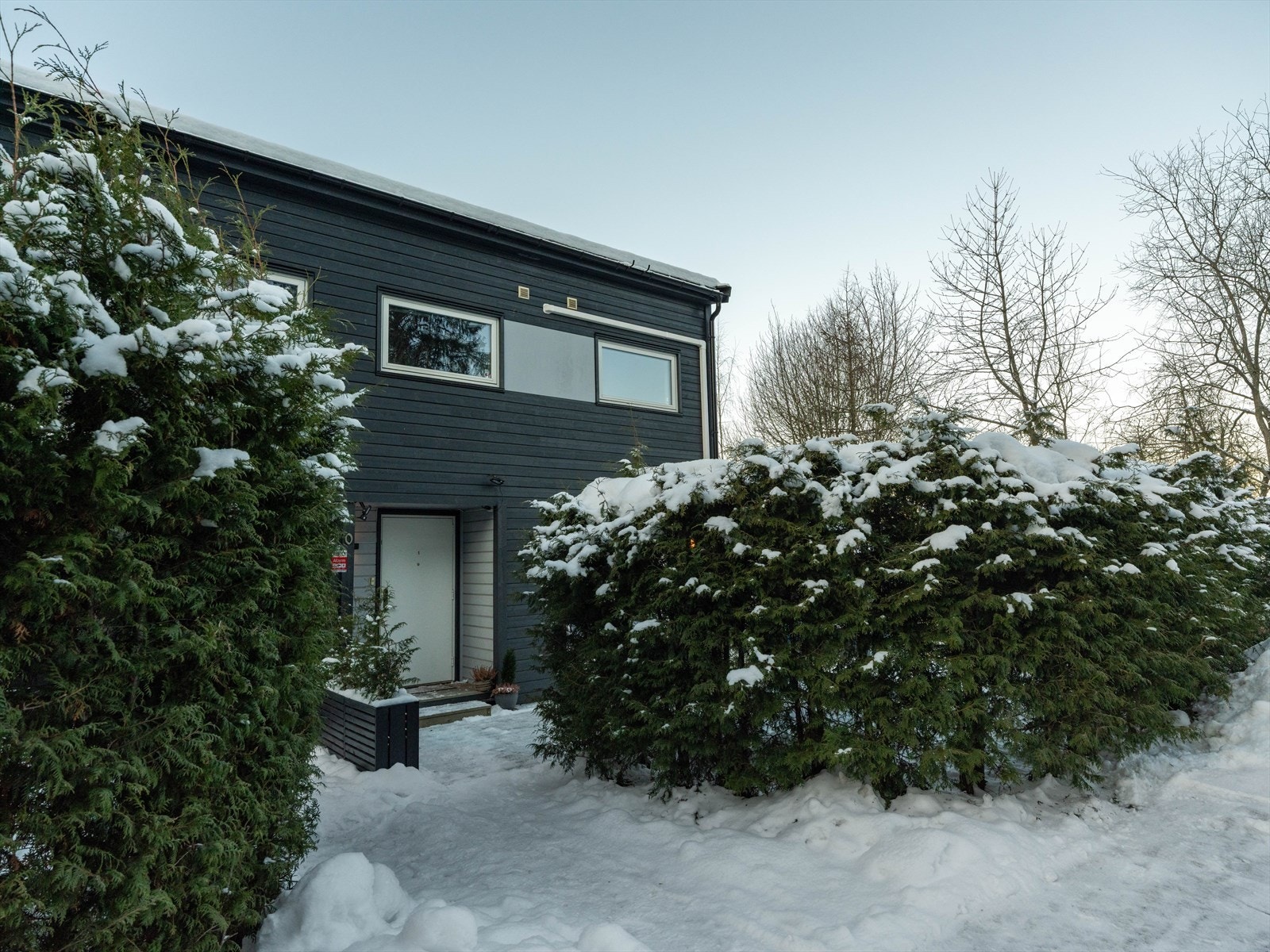 Inngangspartiet ligger privat til på feltet, skjermet for trafikk. Galleribilde