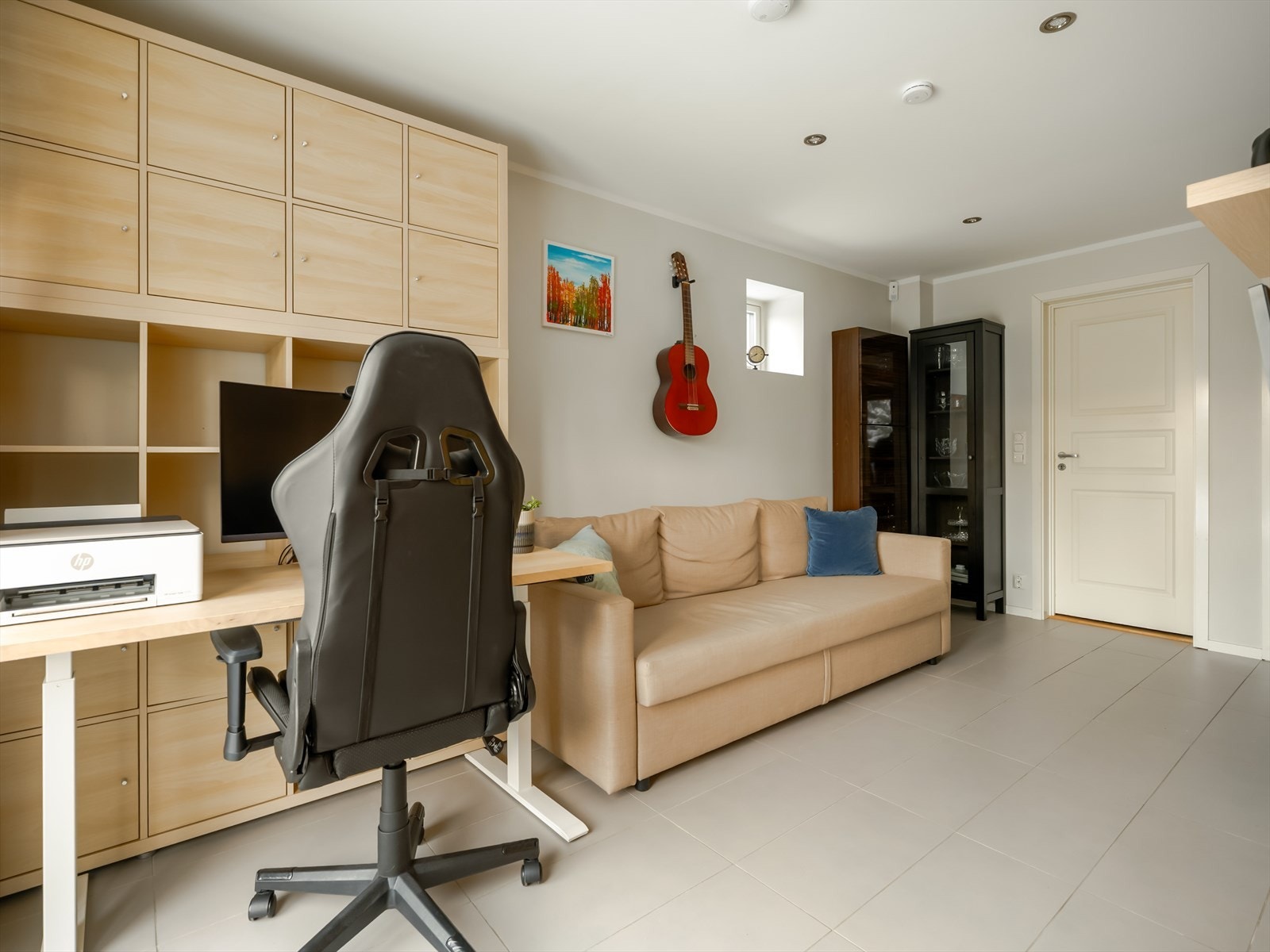 Kellerstuen er i dag innredet som kombinert kontor og tv-stue, perfekt for familien om man ønsker å se på forskjellig ting. Galleribilde