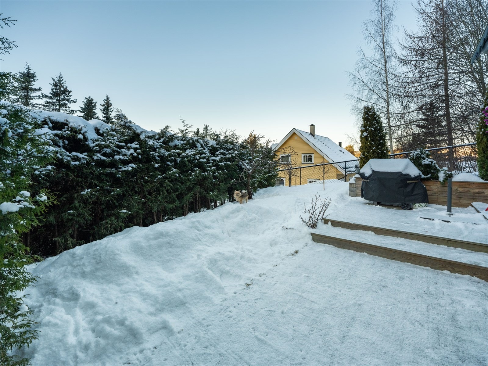 Her kan det møbleres etter behov, og dette er plassen for sene kvelder - når det blir litt varmere enn da bildene ble tatt :) Galleribilde