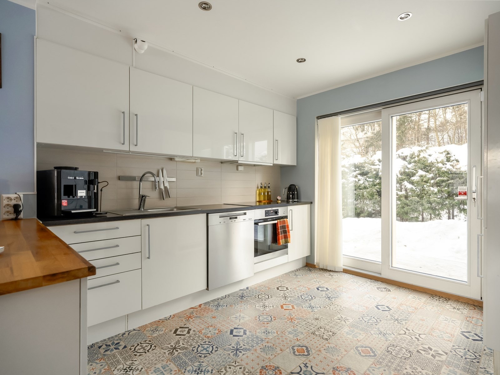 Det er laminert benkeplate, og integrert kombiskap (kjøl og frys). Kjøkkenvifta er med mekanisk ventilator med avtrekk ut. Galleribilde