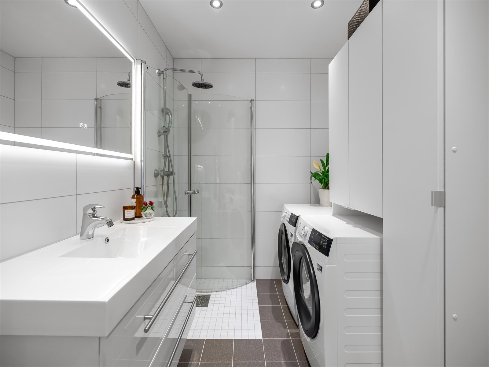 Det er downlights i himling, og varmekabler i gulv for ekstra komfort i hverdagen. Galleribilde