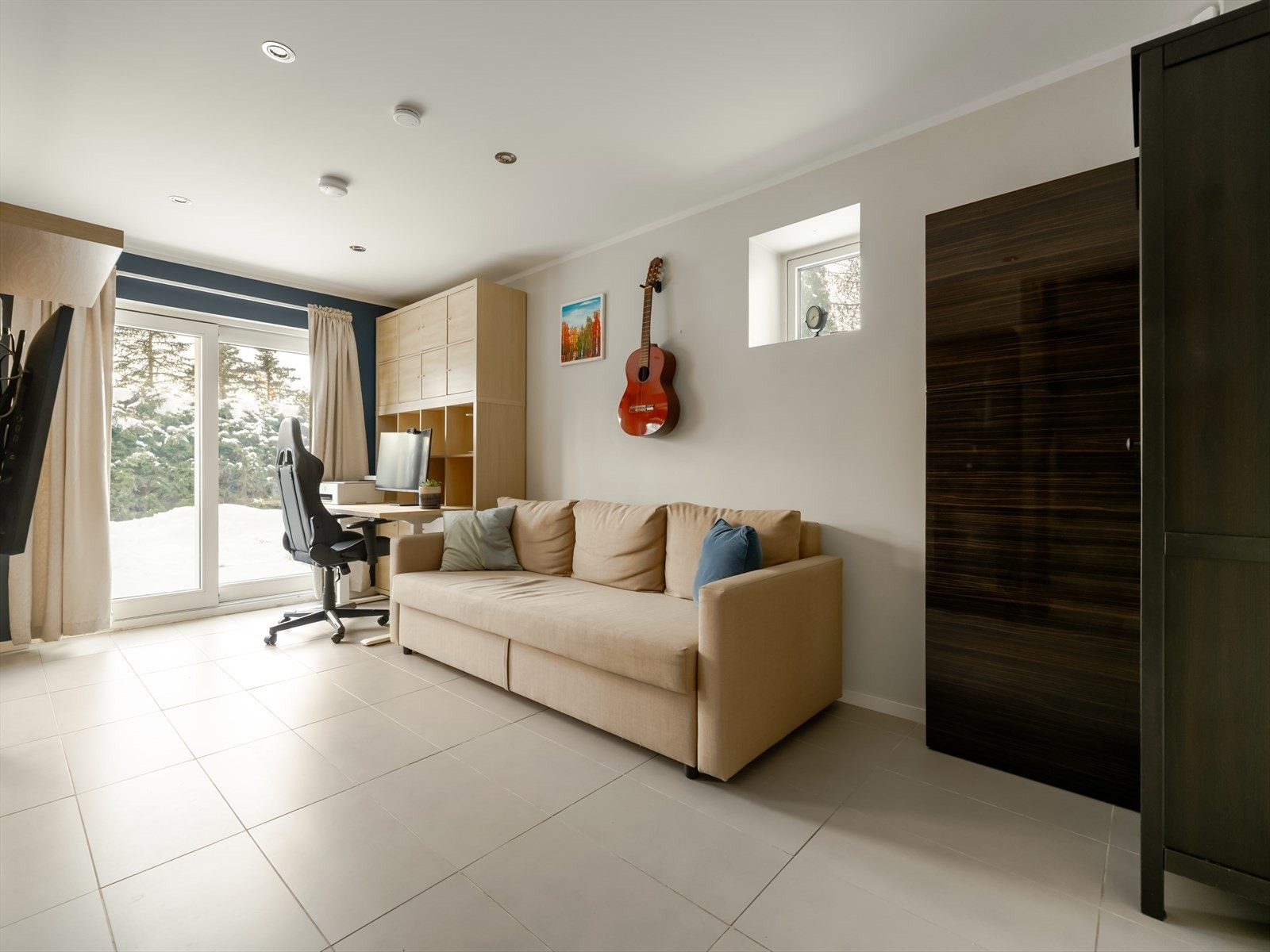 Skyvedører med store vindusflater sørger for rikelig med naturlig lys. Det er også utgang til stor markterrasse. Galleribilde