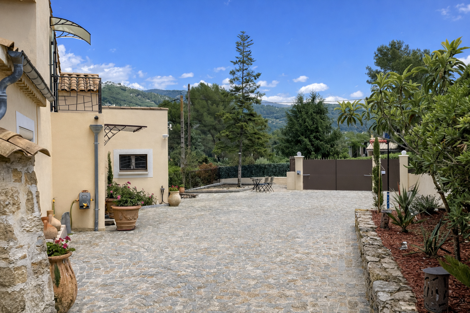 Gårdsplassen fra inngangsporten Galleribilde