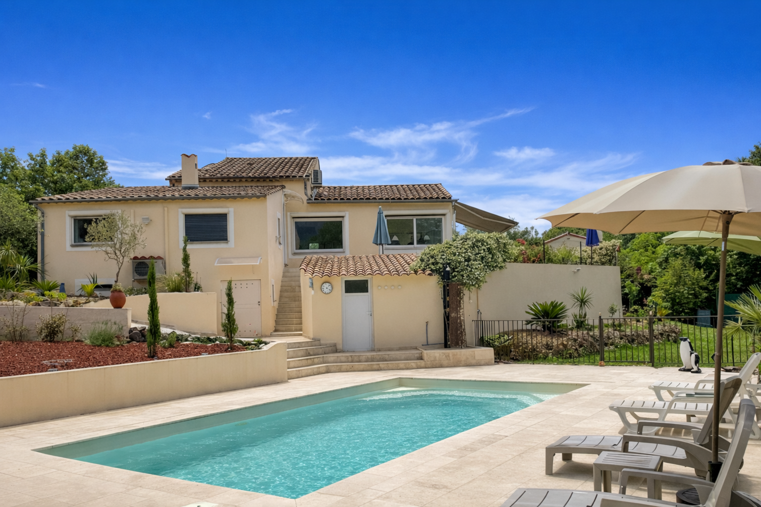 Basseng side Galleribilde