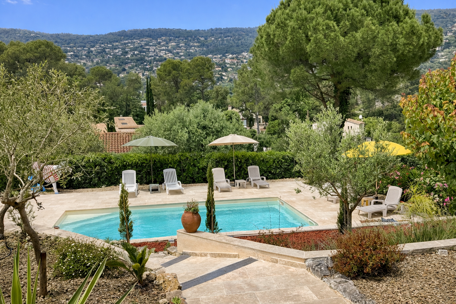 Utsikt og basseng Galleribilde