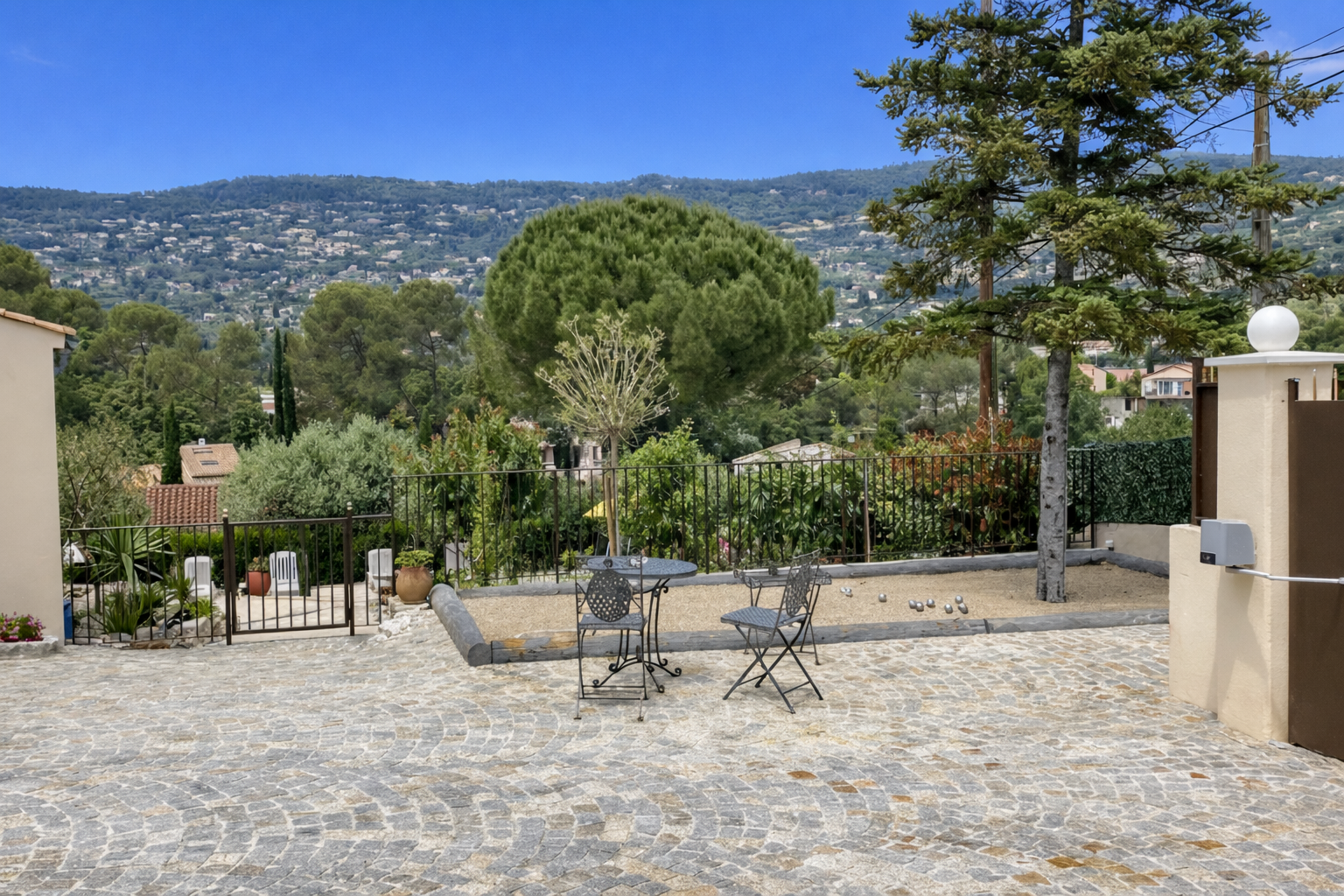 Petanque bane og gårsdplassen Galleribilde