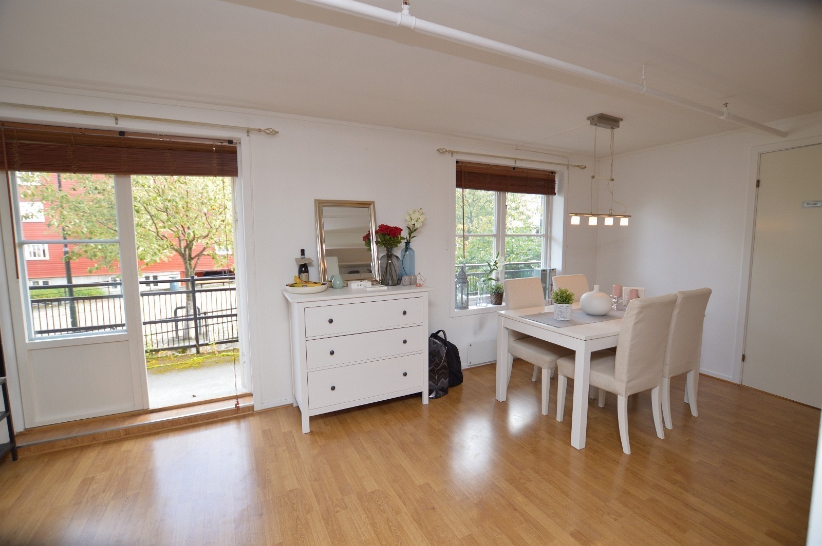 Stue med utgang til stor veranda. Galleribilde