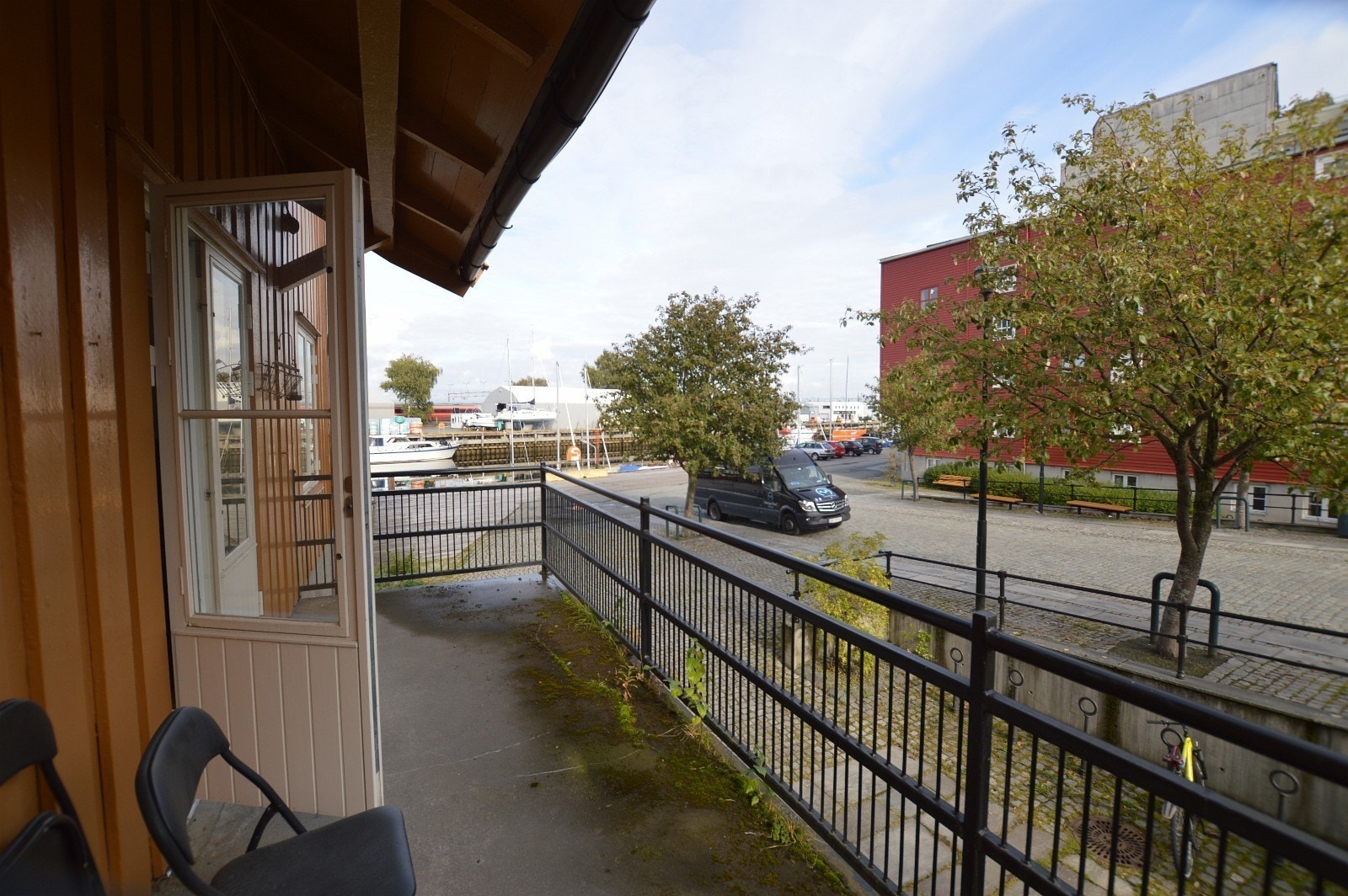 Veranda med utsikt over den åpne plassen mot kanalen. Galleribilde