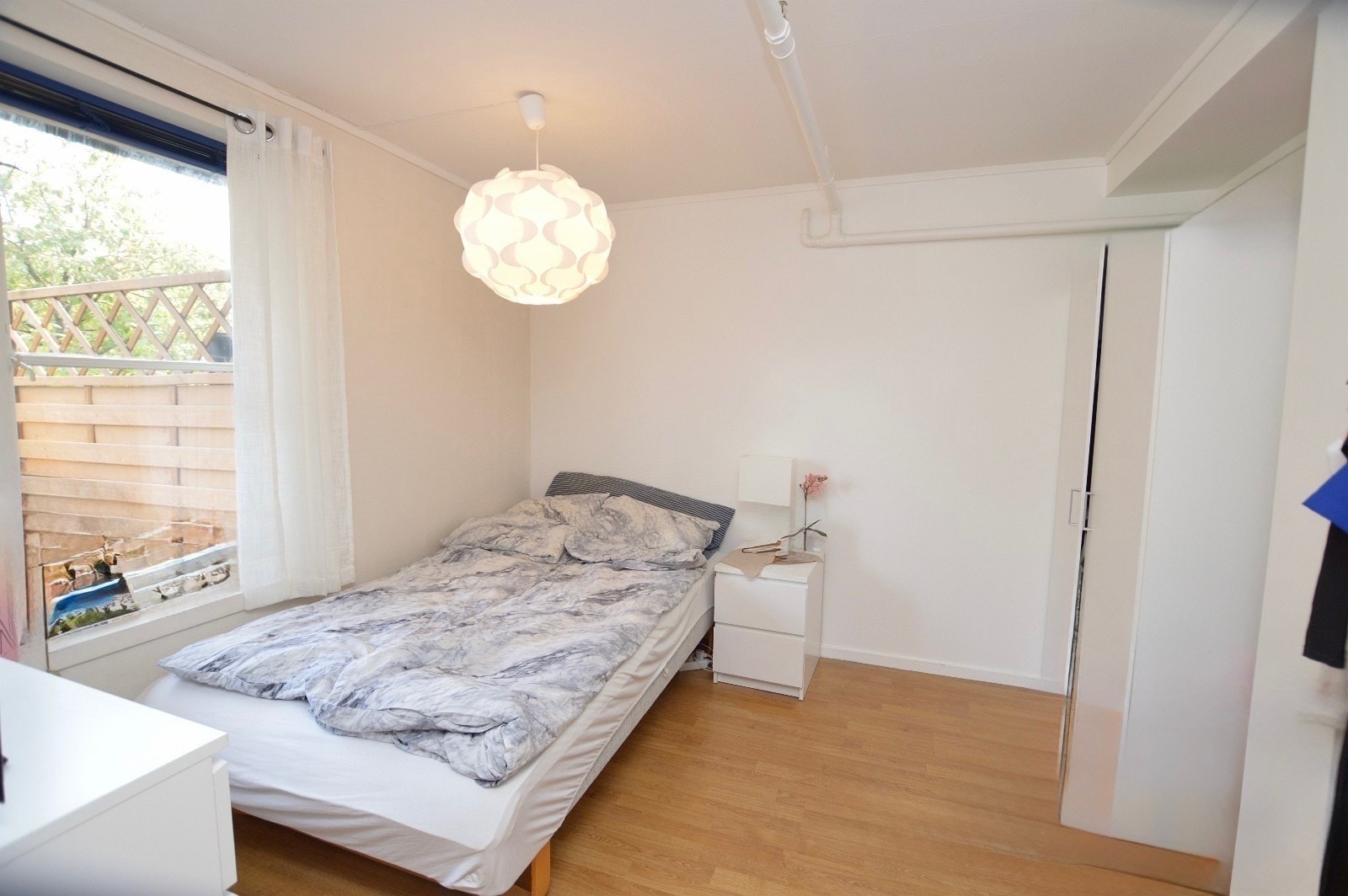 Soverom med garderobeskap Galleribilde