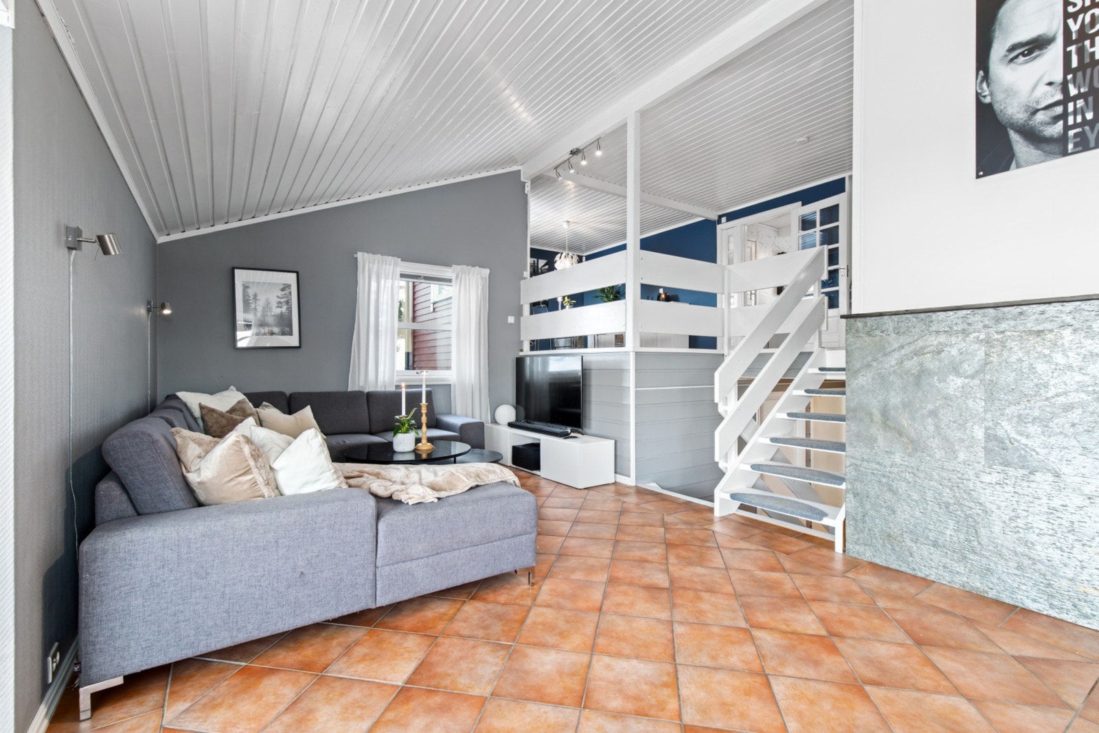 Stuen har god plass til en romslig sofagruppe. Galleribilde