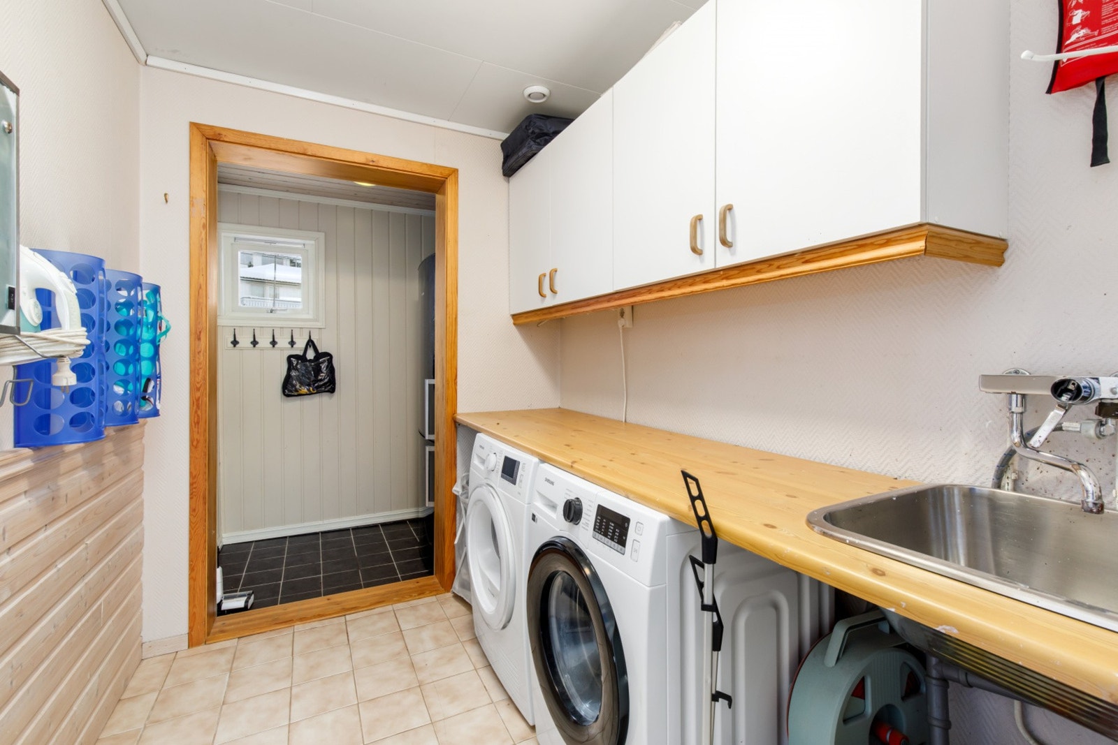 Vaskerom bak kjøkkenet, rommet har opplegg for vaskemaskin. Galleribilde