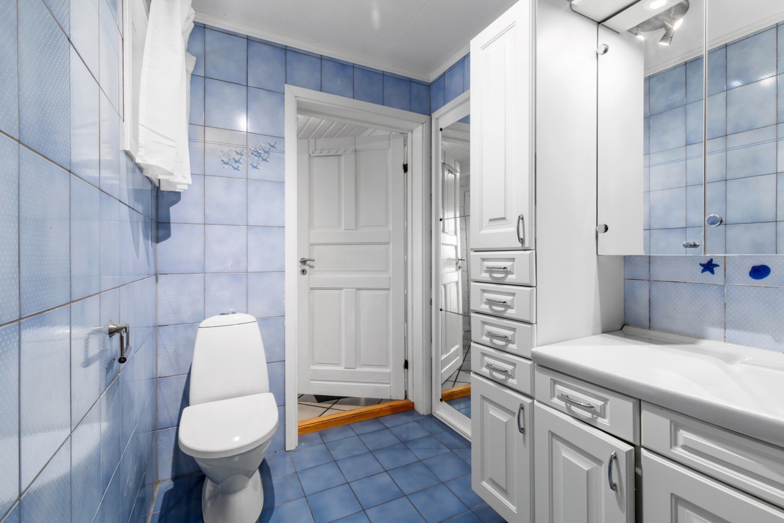 Badet er innredet med servant over servantskap
med profilerte fronter, badekar og klosett. Galleribilde