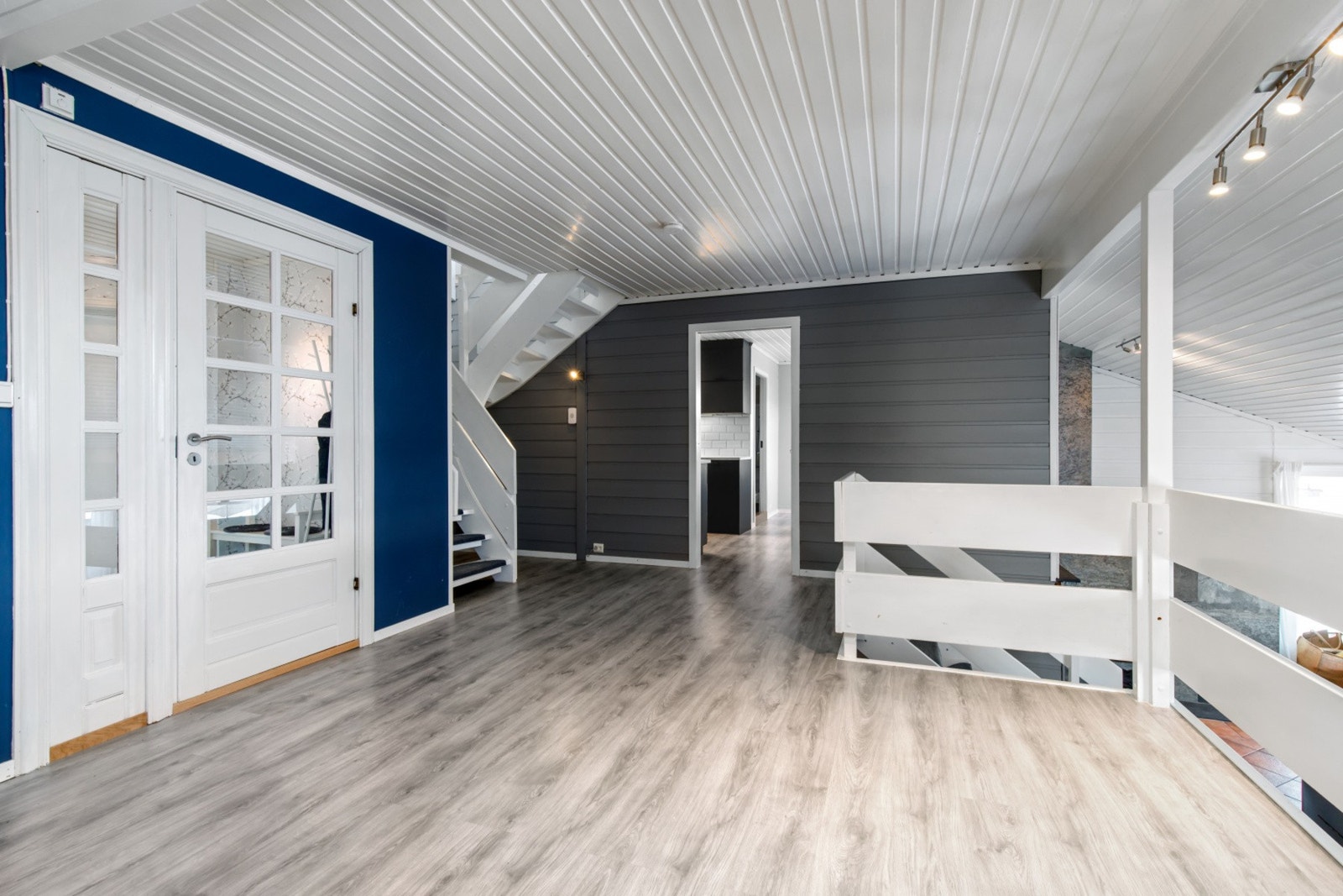 Praktisk planløsning med flere stuer og dørfri løsning til kjøkkenet. Galleribilde