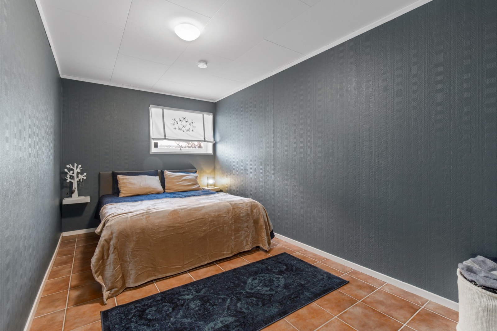 Soverom i underetasje med varme i gulv og god plass til dobbeltseng, nattbord og tilhørende møblement. Galleribilde